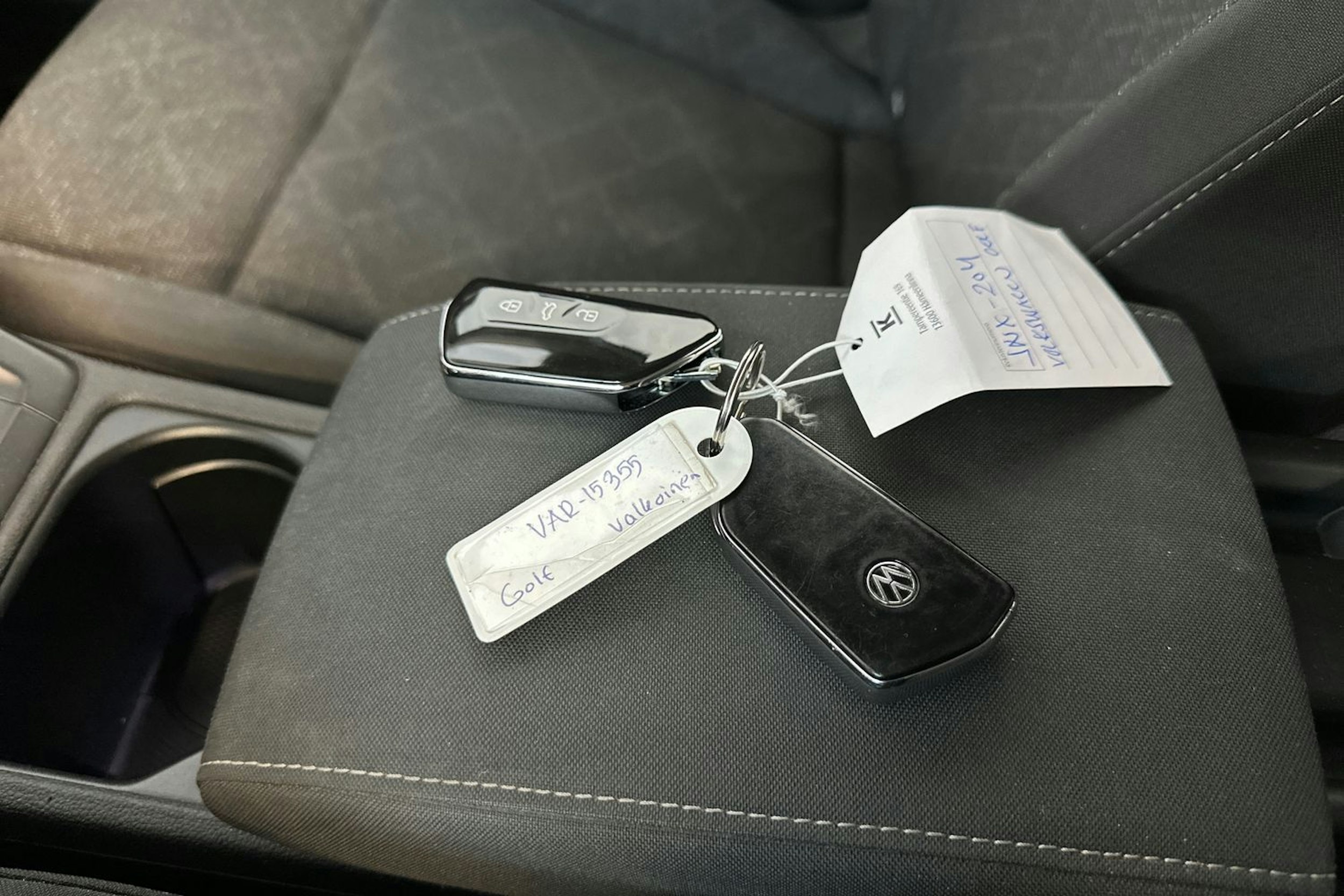 valkoinen Volkswagen Golf 2022 kuva 26.