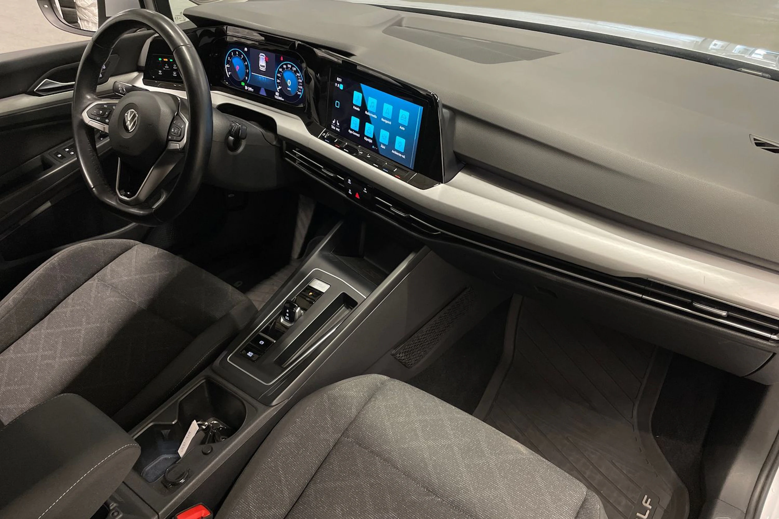 harmaa Volkswagen Golf 2021 kuva 24.