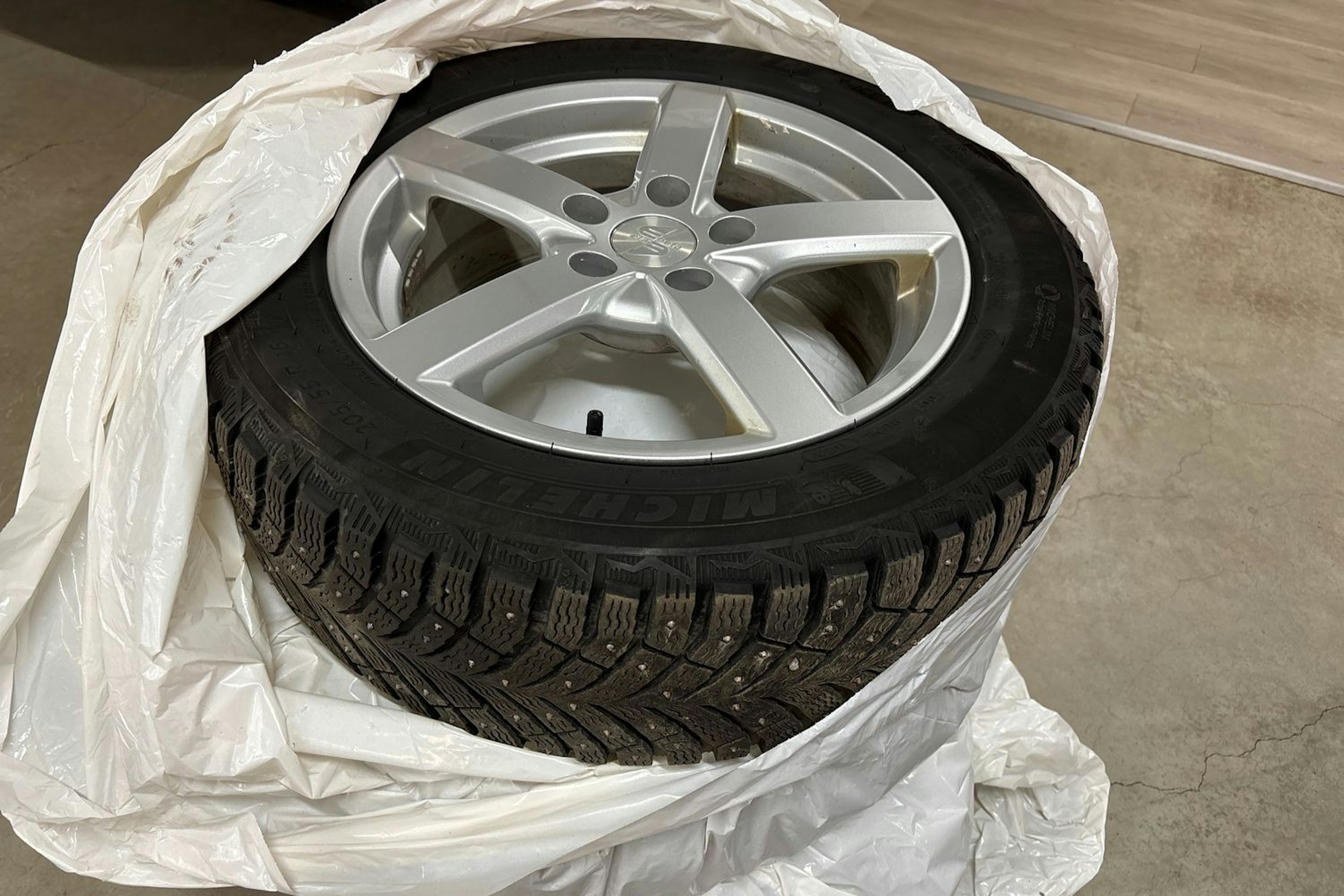 harmaa Volkswagen Golf 2022 kuva 13.