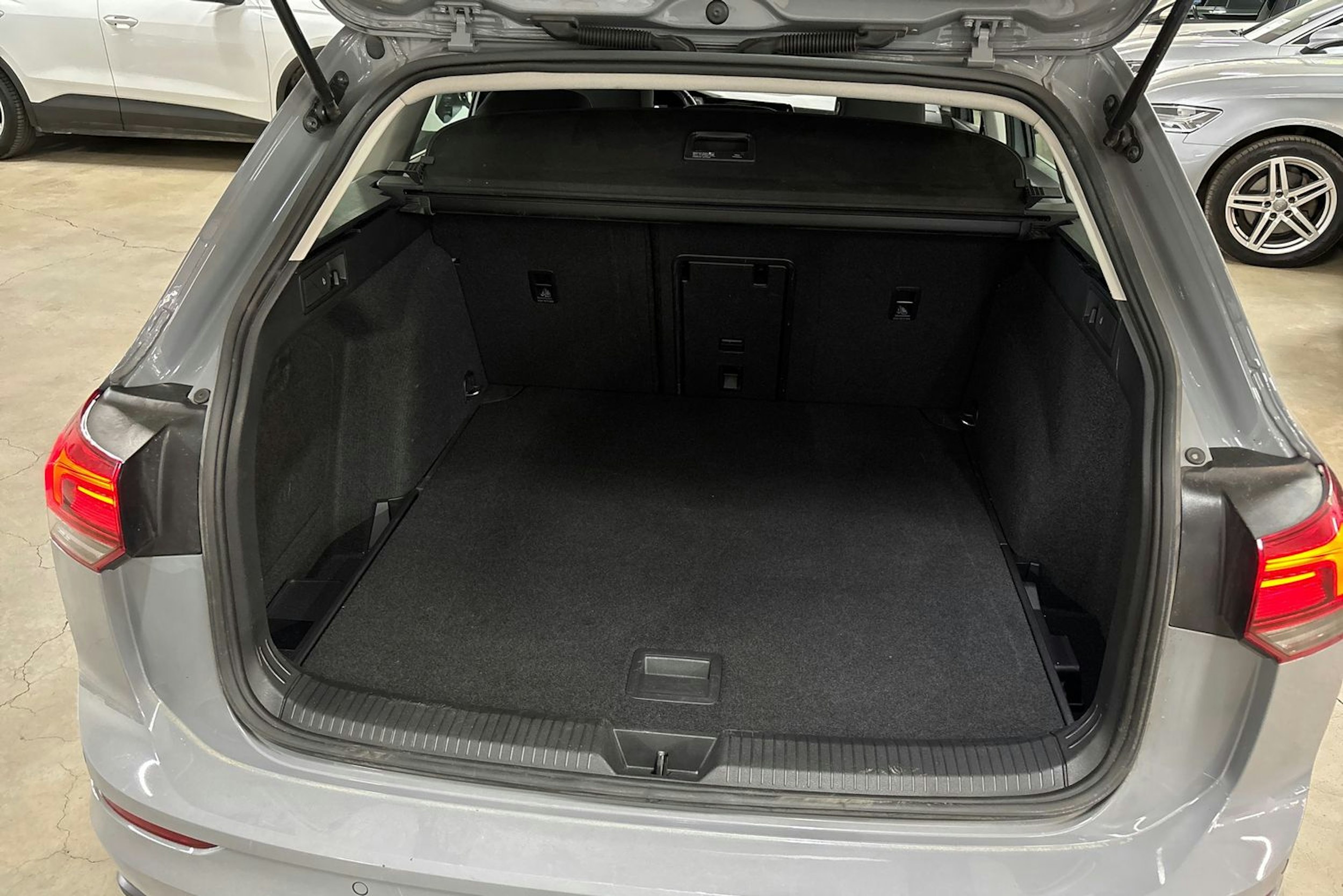 harmaa Volkswagen Golf 2022 kuva 14.