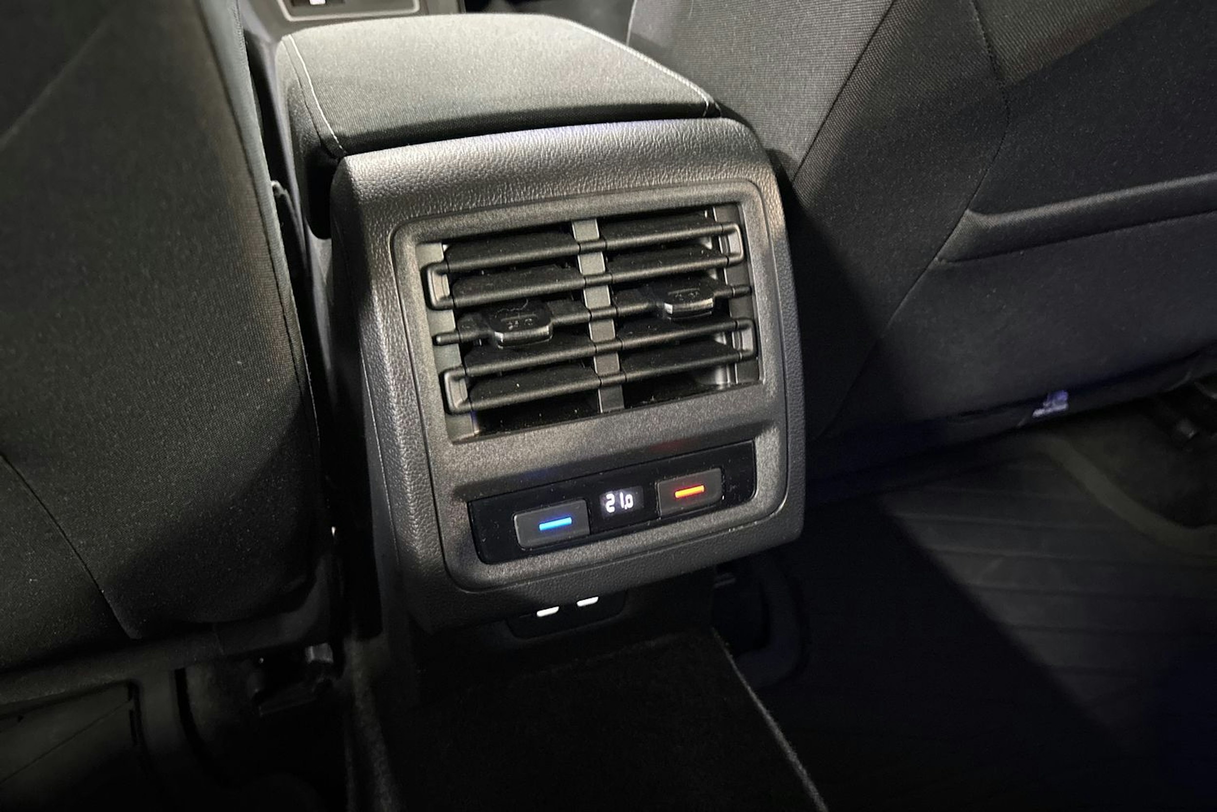 harmaa Volkswagen Golf 2022 kuva 28.