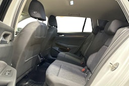 valkoinen Volkswagen Golf 2022 kuva 8.