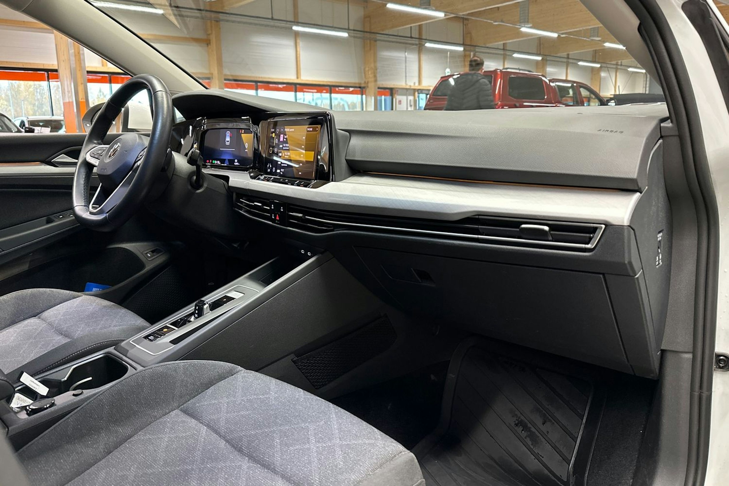 valkoinen Volkswagen Golf 2022 kuva 11.