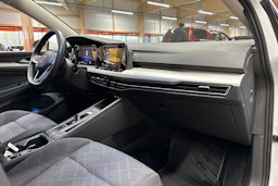 valkoinen Volkswagen Golf 2022 kuva 11.