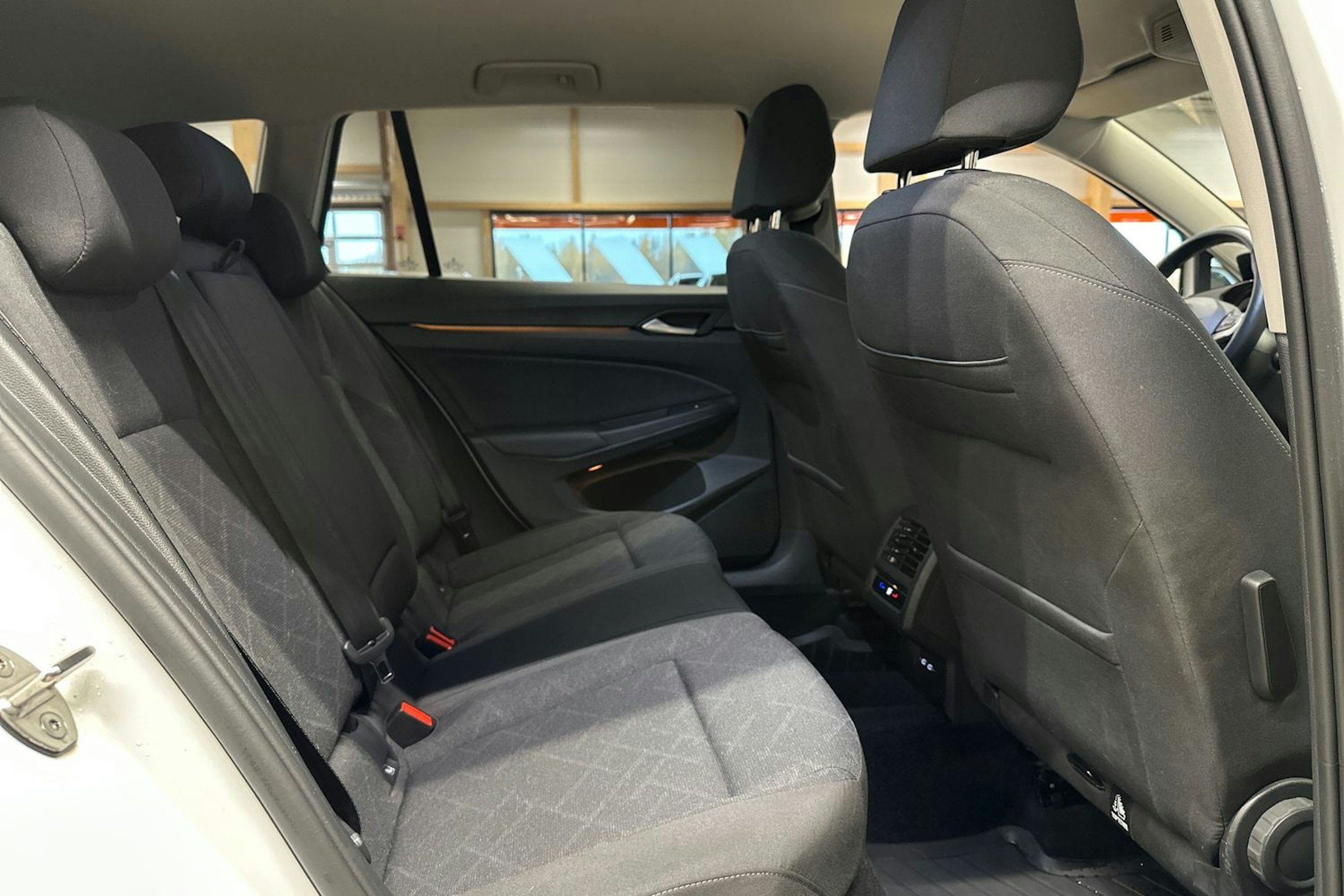 valkoinen Volkswagen Golf 2022 kuva 13.