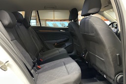 valkoinen Volkswagen Golf 2022 kuva 13.