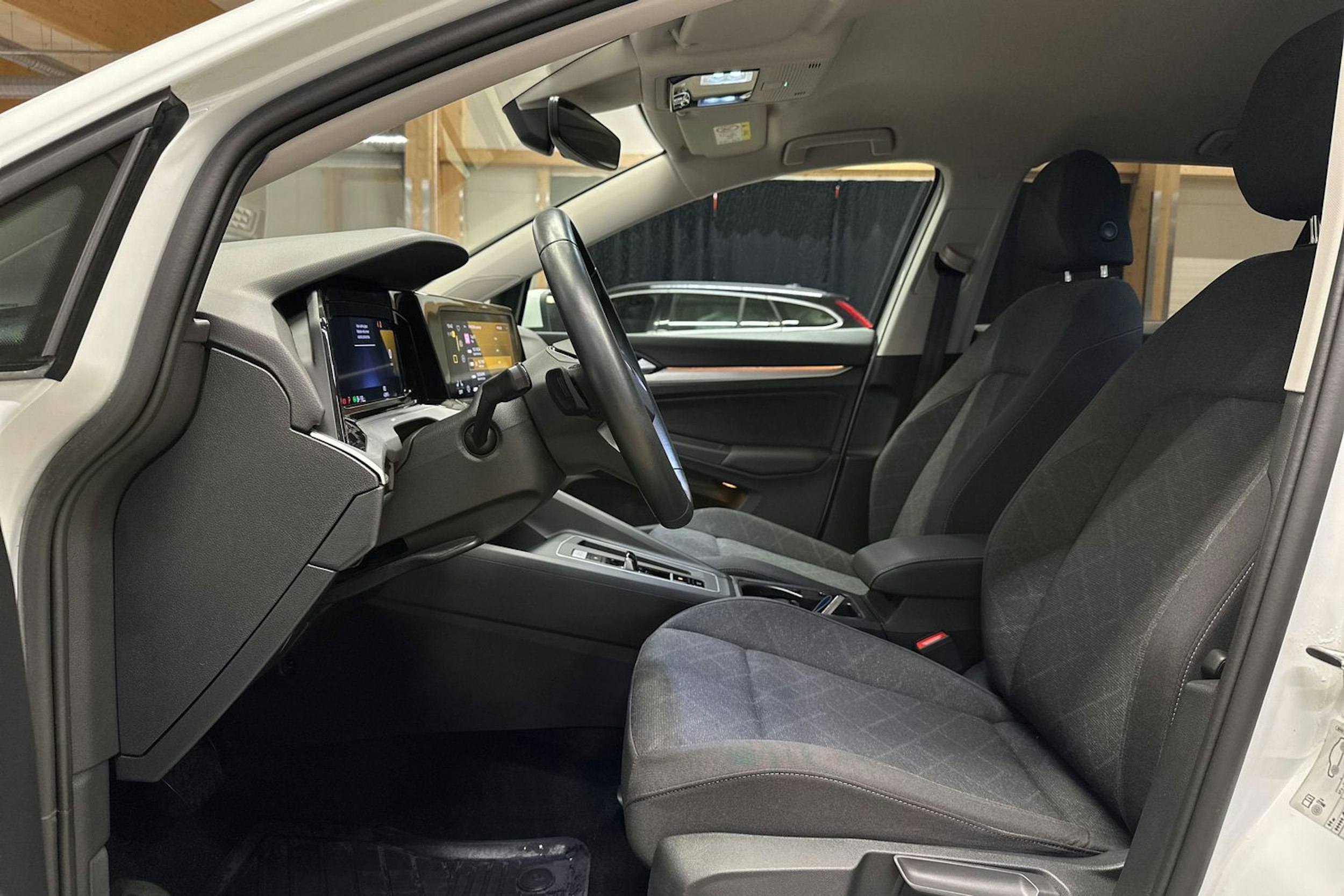 valkoinen Volkswagen Golf 2022 kuva 14.