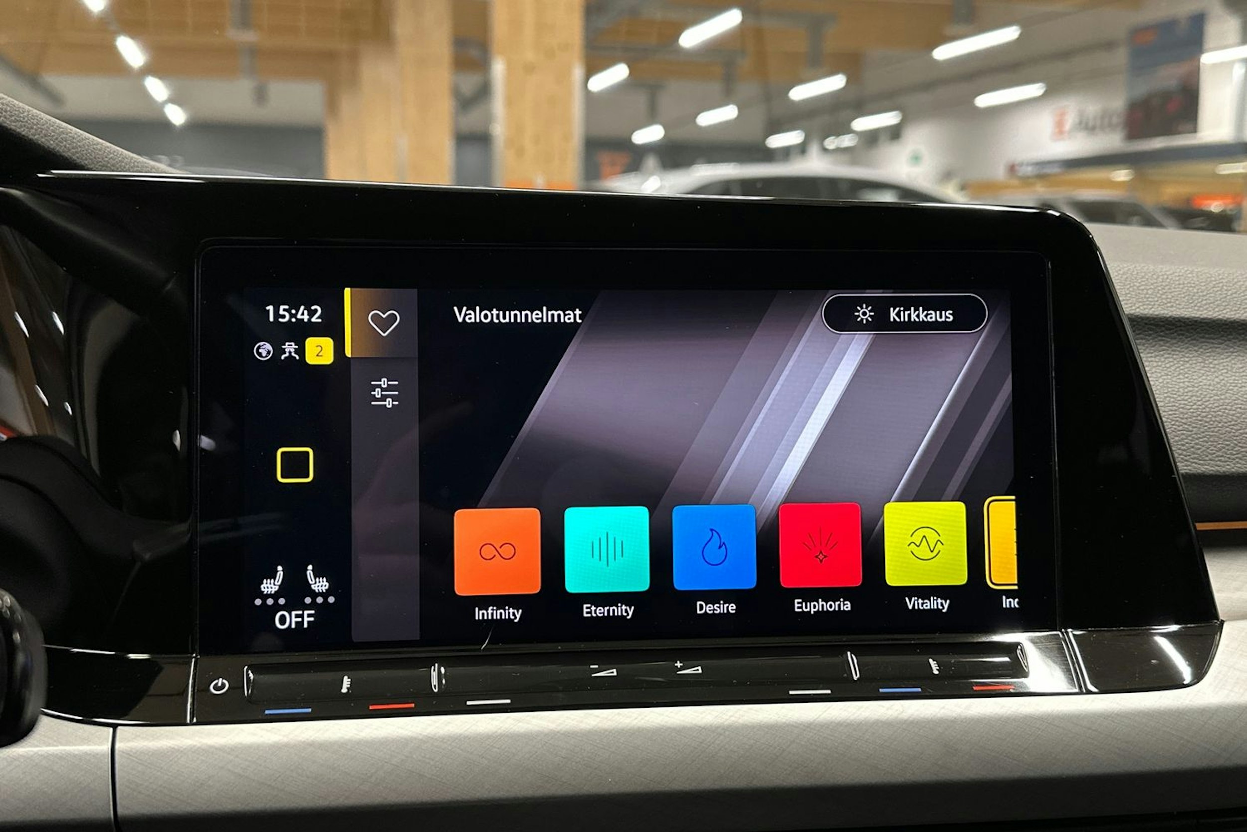 valkoinen Volkswagen Golf 2022 kuva 17.