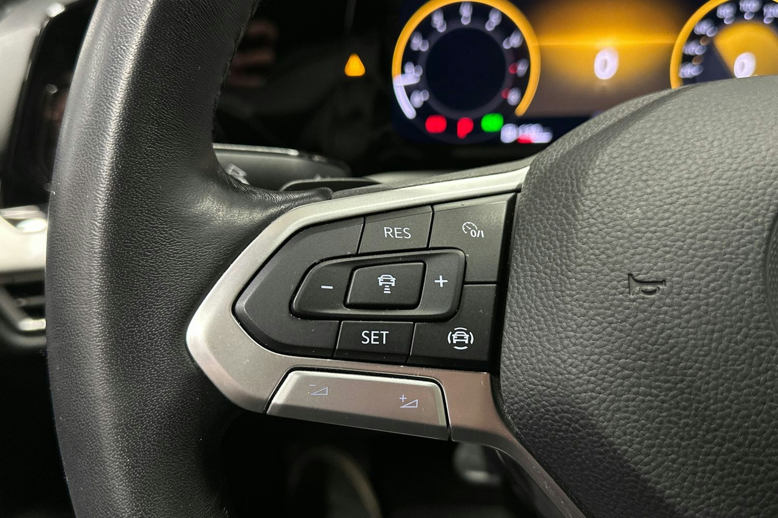 valkoinen Volkswagen Golf 2022 kuva 21.