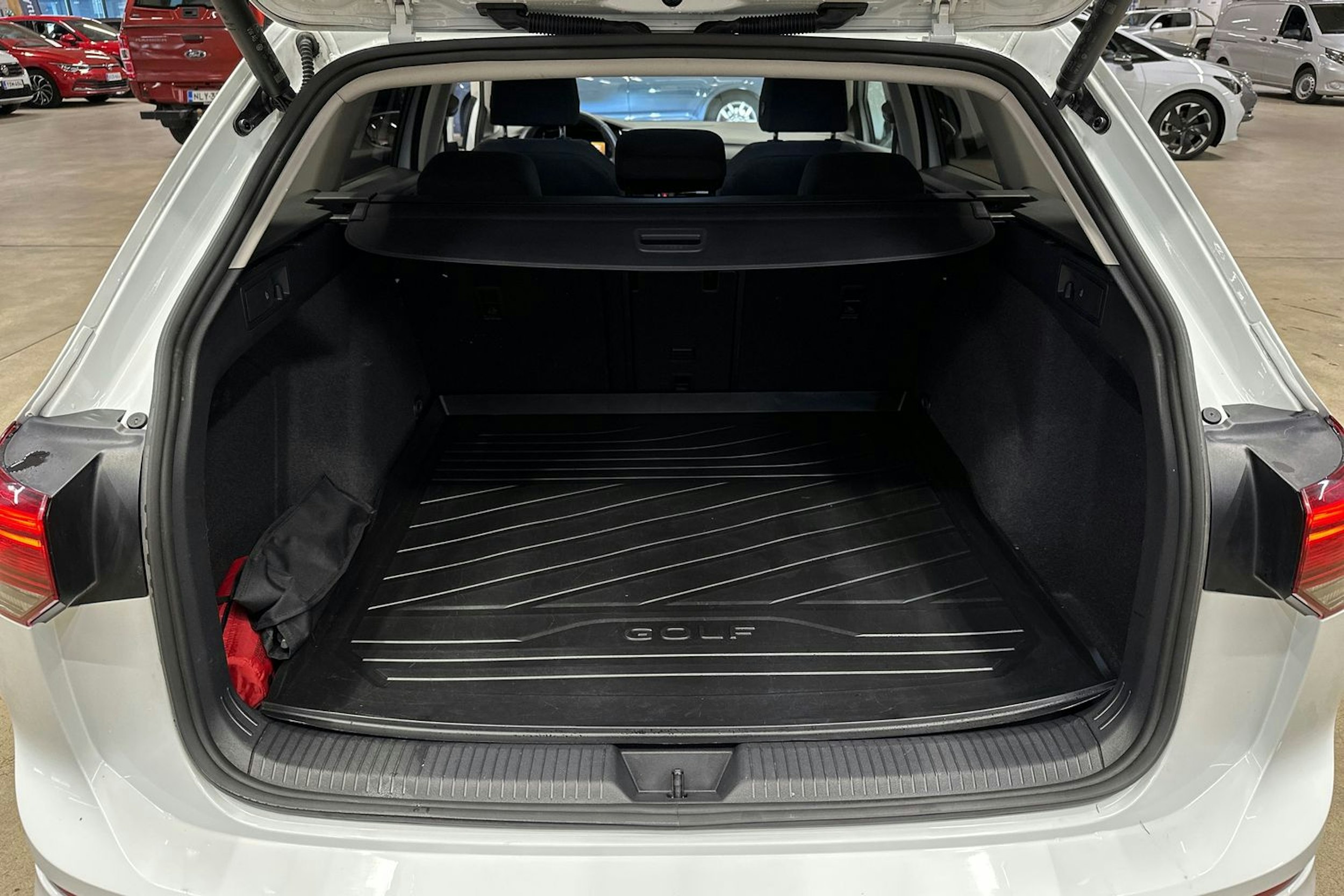 valkoinen Volkswagen Golf 2022 kuva 25.