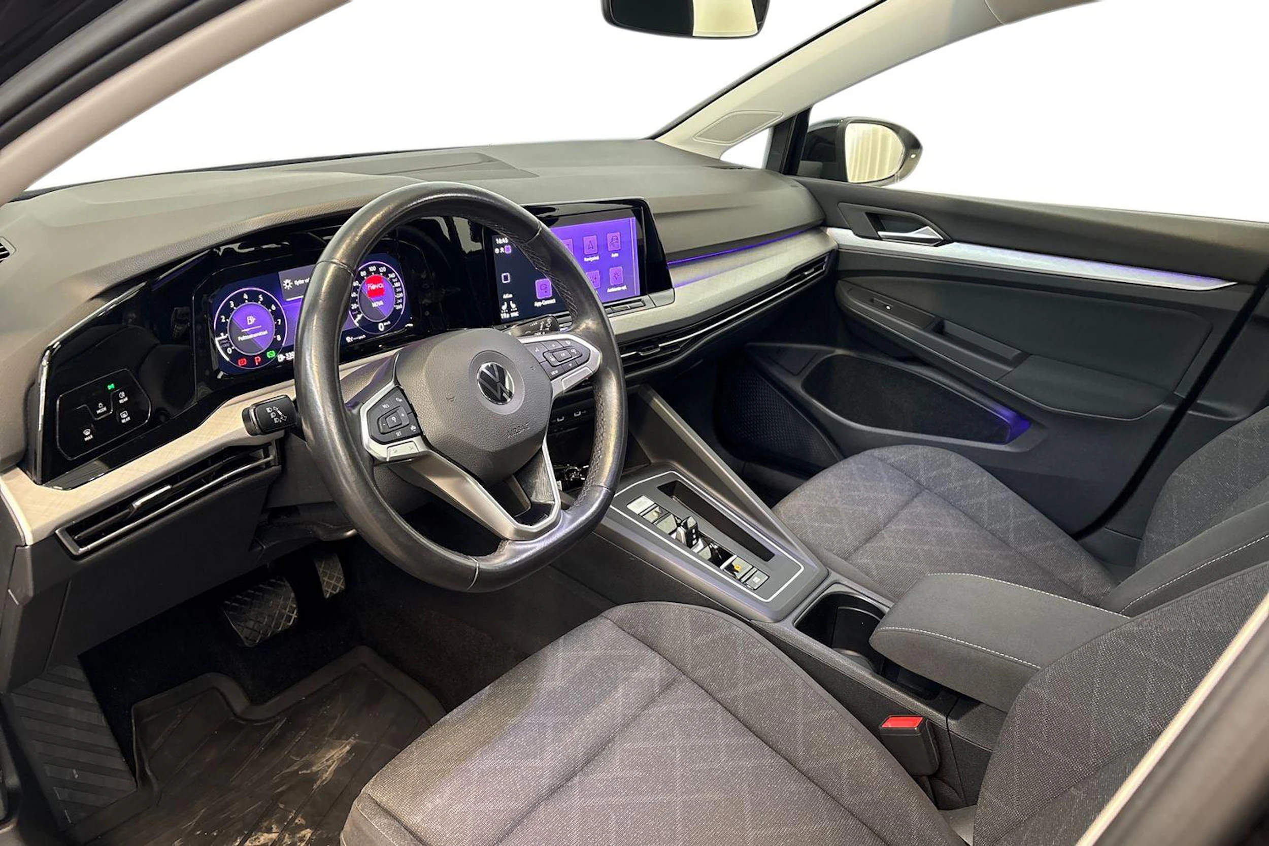 musta Volkswagen Golf 2022 kuva 8.