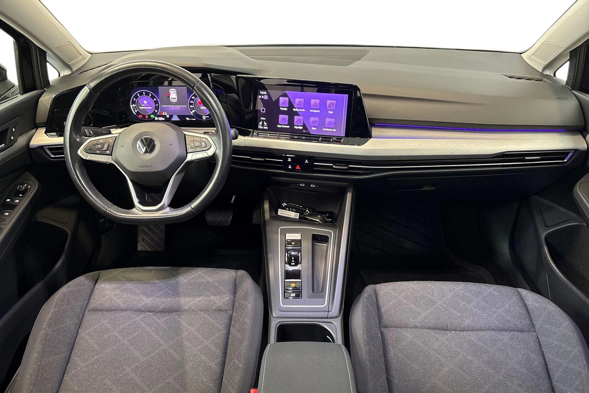 musta Volkswagen Golf 2022 kuva 9.