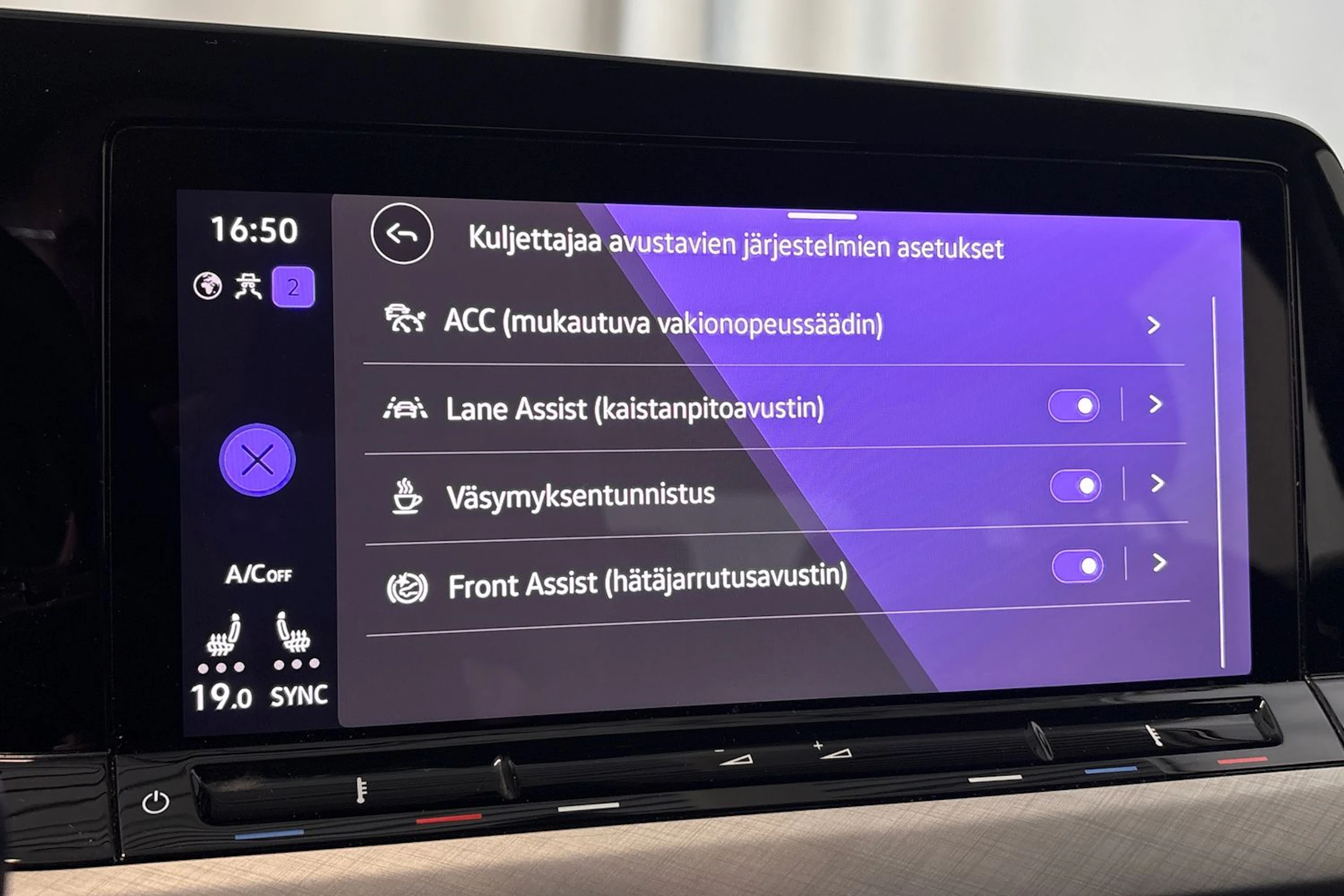 musta Volkswagen Golf 2022 kuva 23.