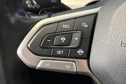 musta Volkswagen Golf 2022 kuva 24.