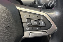 musta Volkswagen Golf 2022 kuva 25.