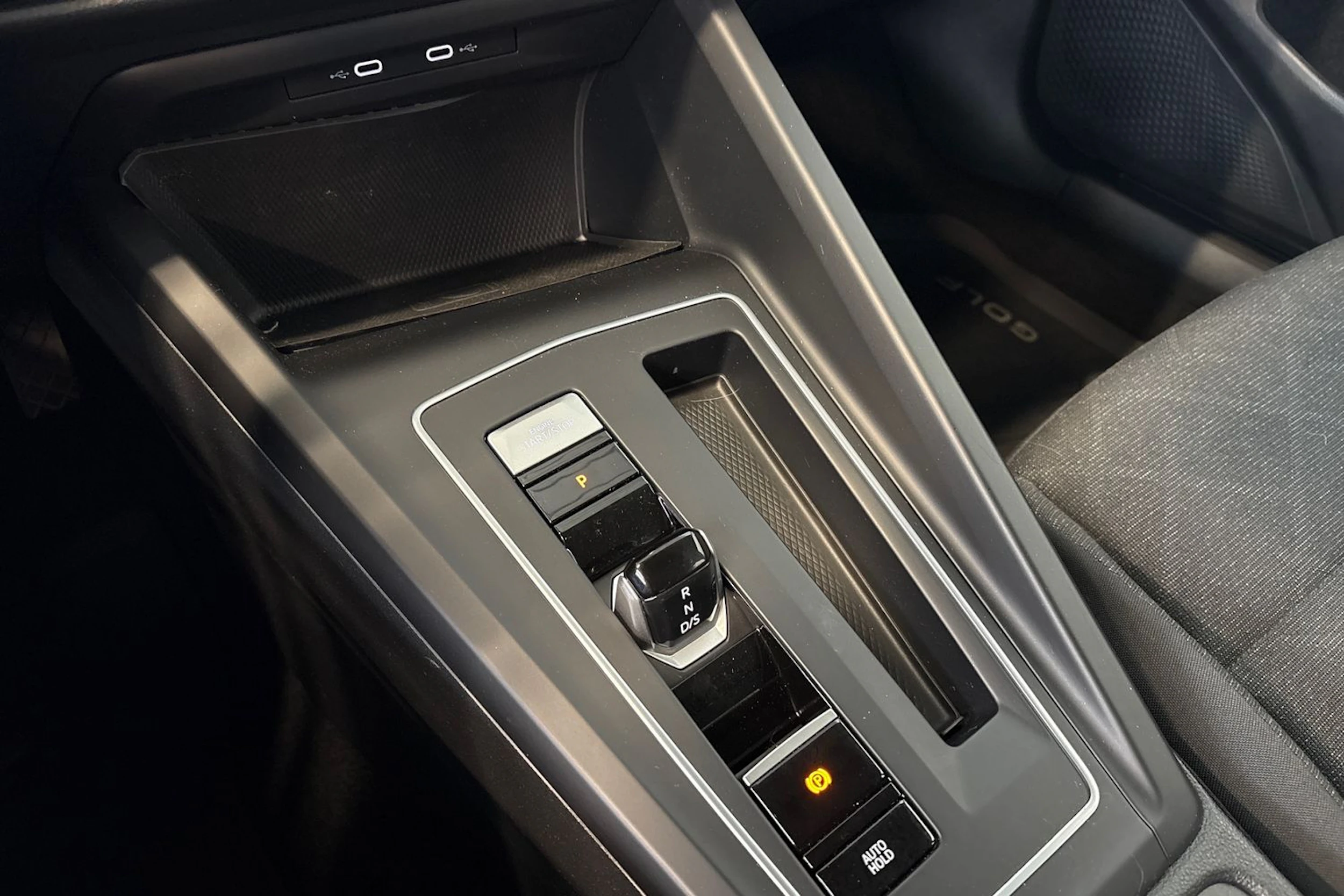 musta Volkswagen Golf 2022 kuva 28.