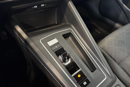 musta Volkswagen Golf 2022 kuva 28.