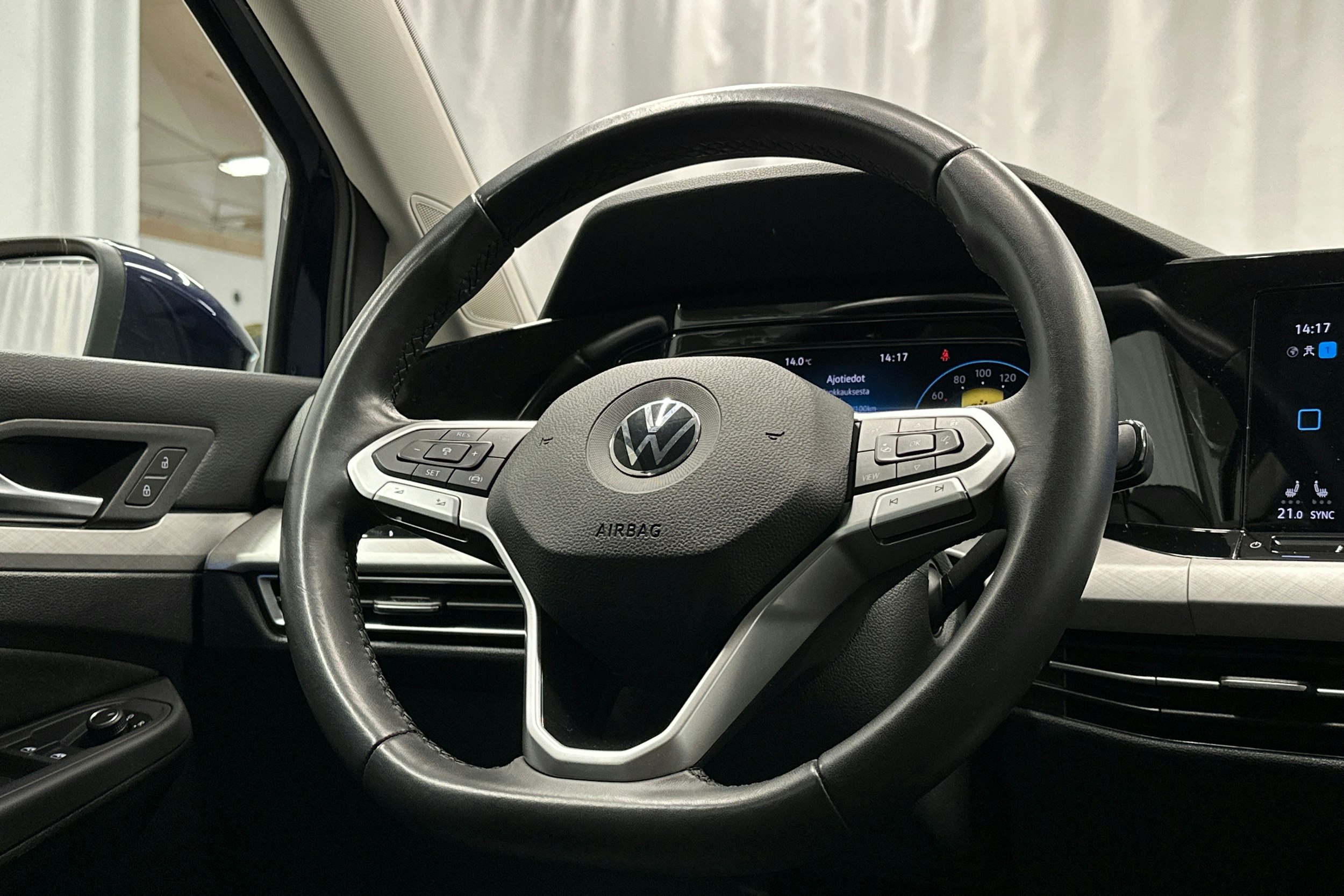 sininen Volkswagen Golf 2022 kuva 18.