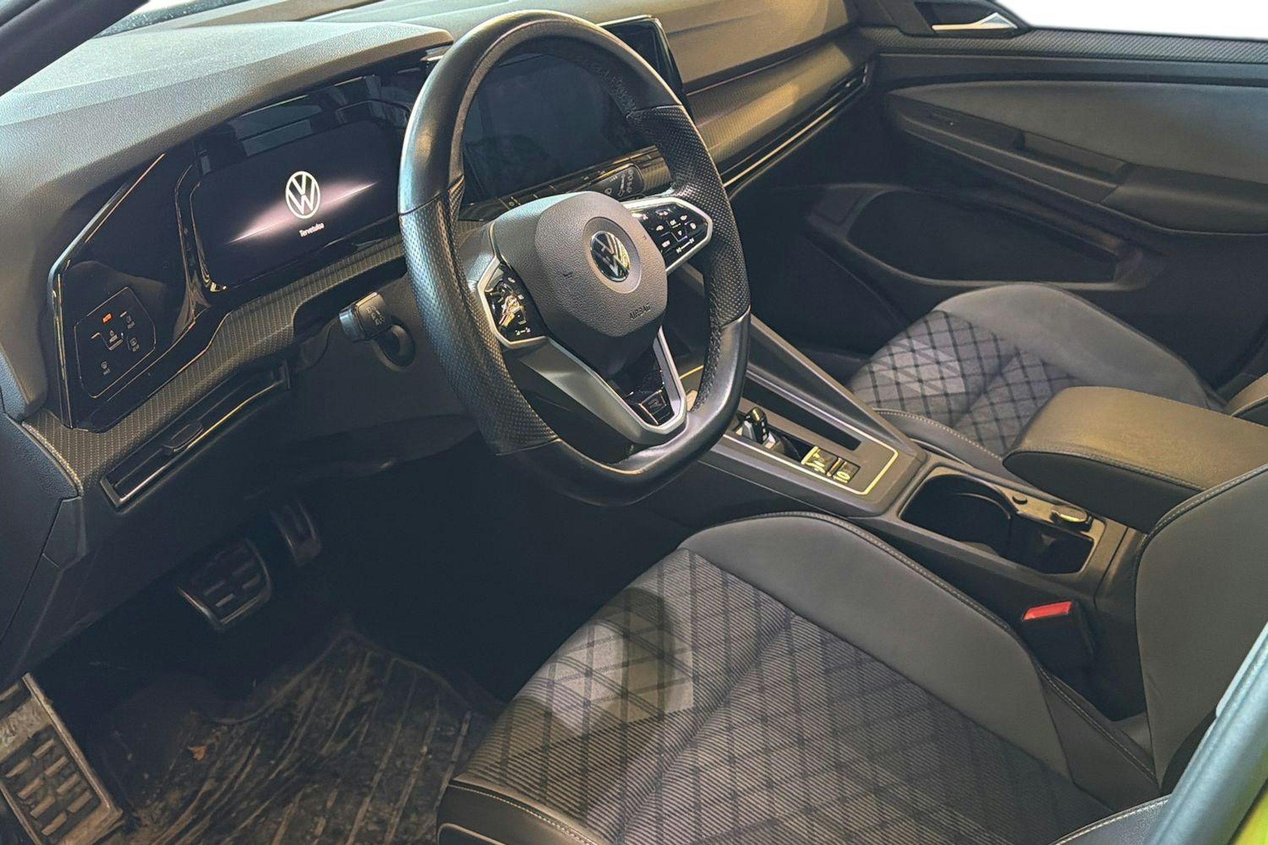 keltainen Volkswagen Golf 2022 kuva 3.