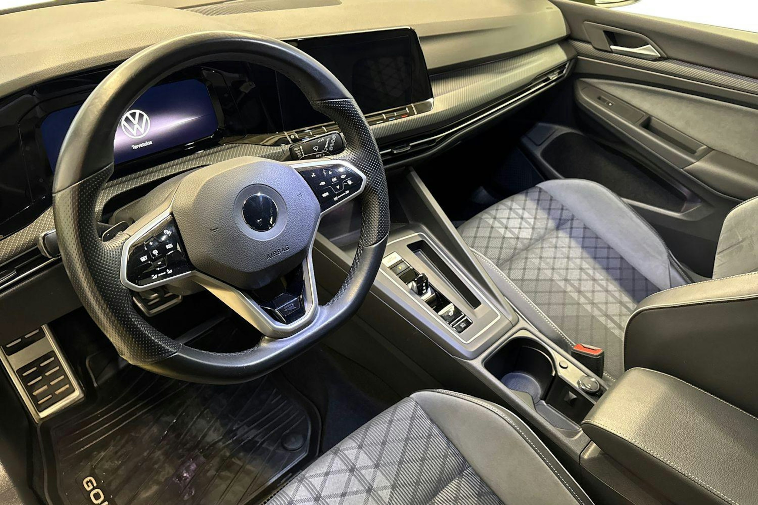 keltainen Volkswagen Golf 2022 kuva 7.