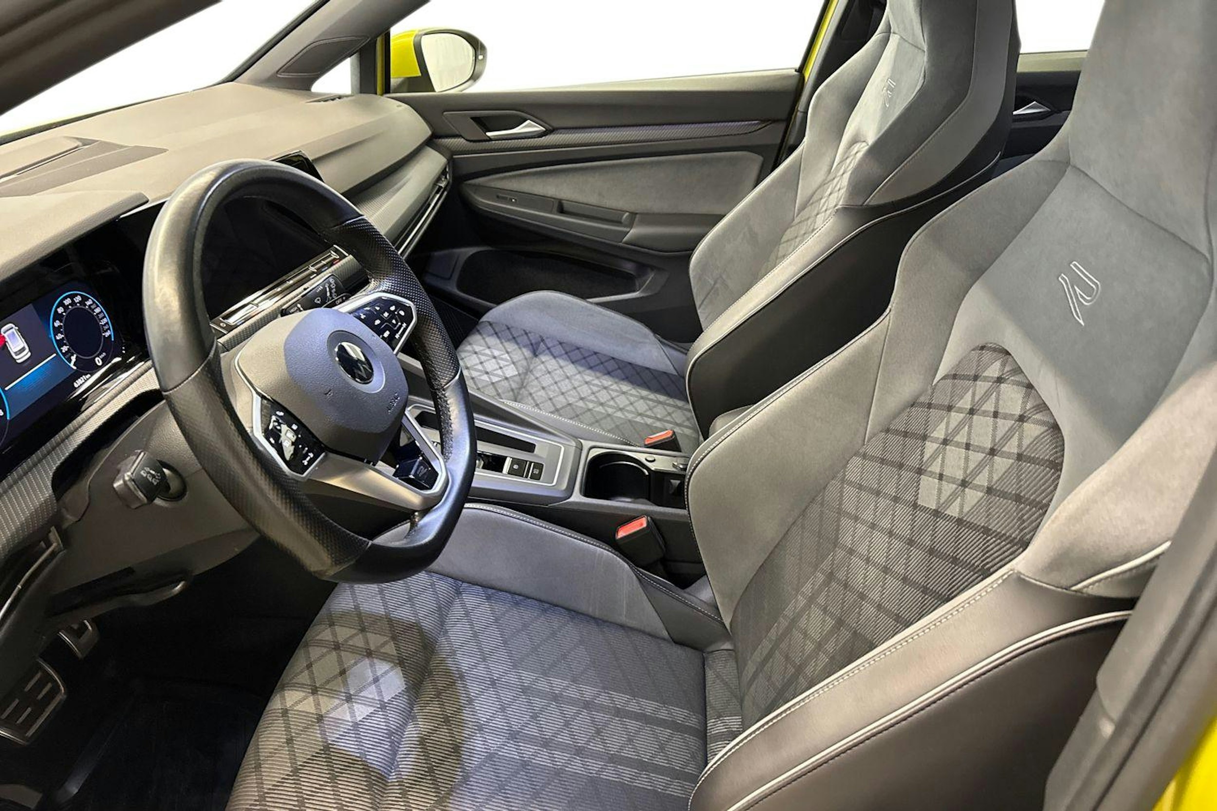 keltainen Volkswagen Golf 2022 kuva 10.