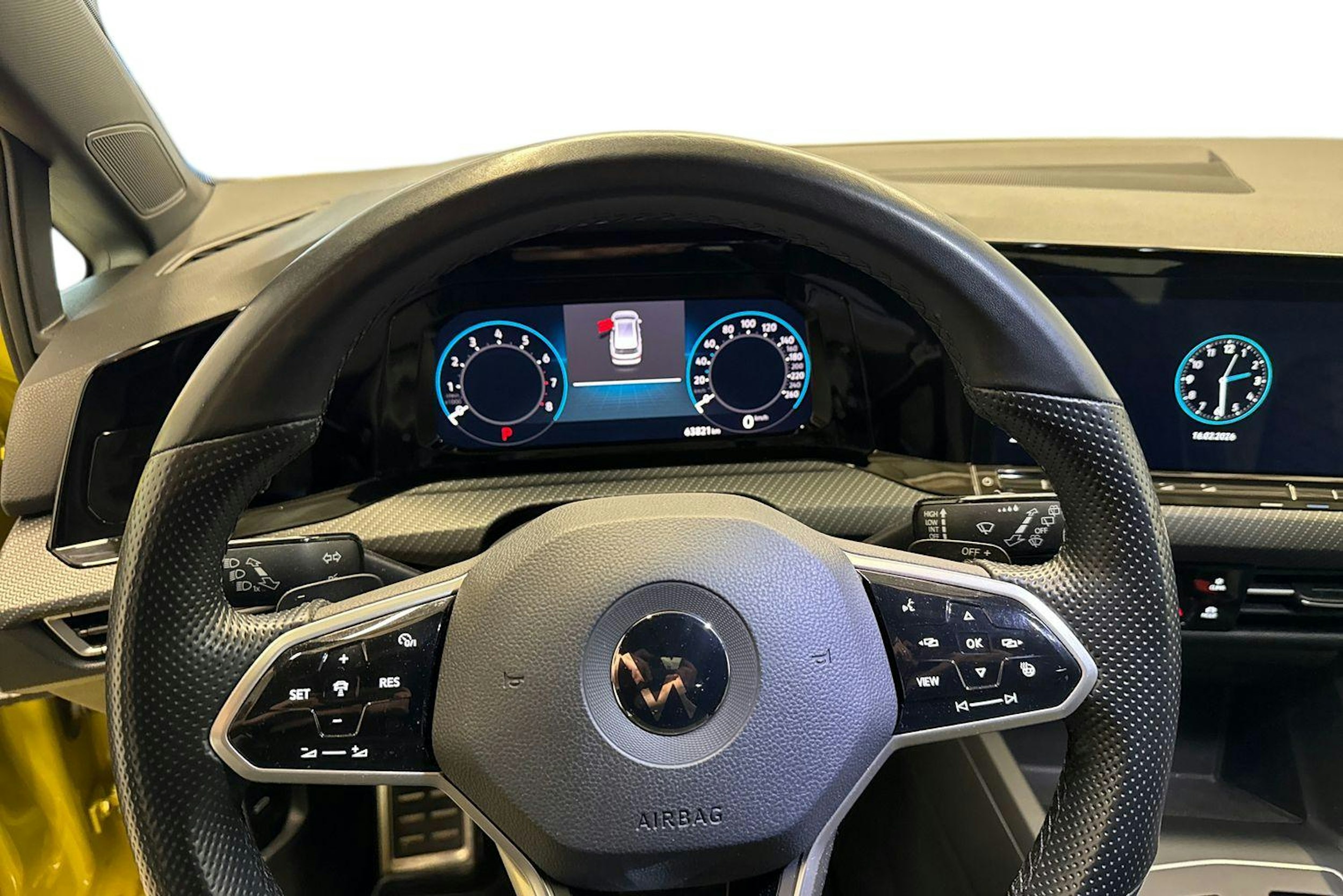 keltainen Volkswagen Golf 2022 kuva 12.