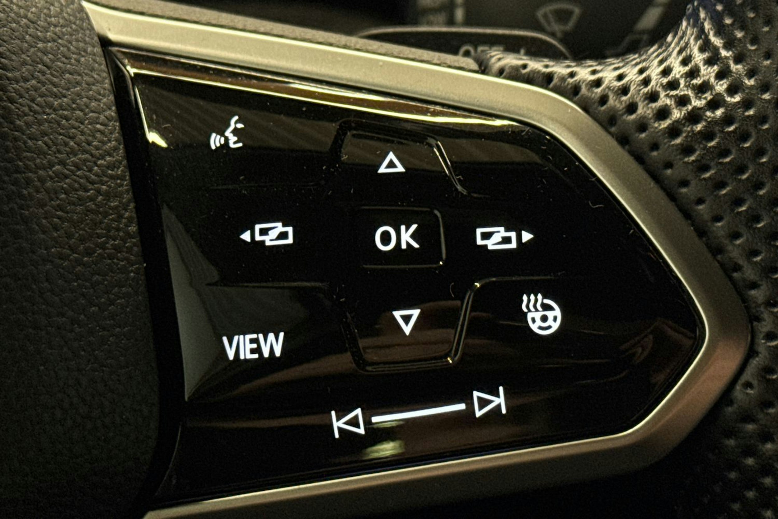 keltainen Volkswagen Golf 2022 kuva 15.