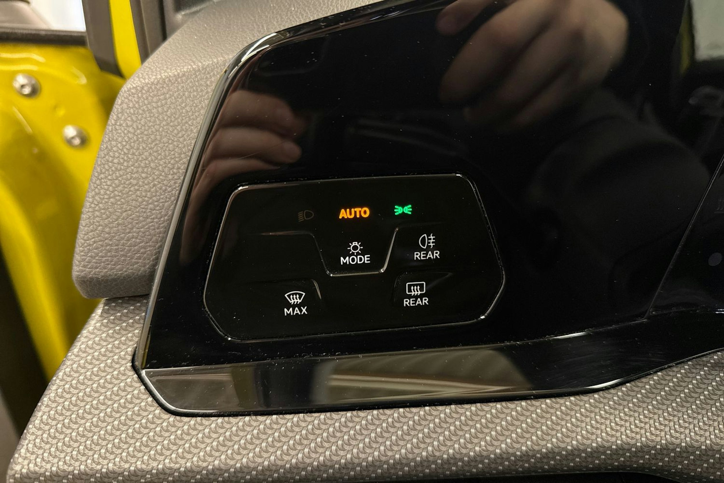 keltainen Volkswagen Golf 2022 kuva 16.