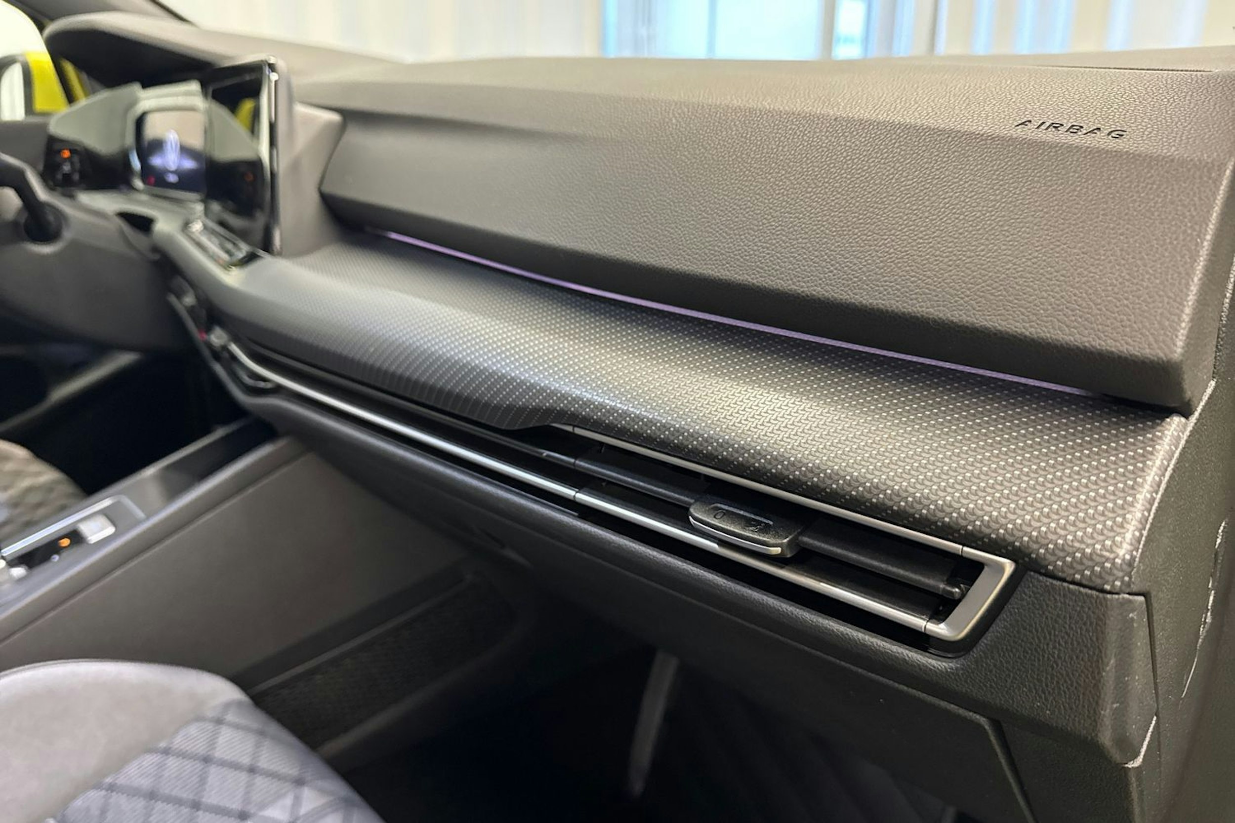 keltainen Volkswagen Golf 2022 kuva 17.