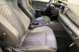 keltainen Volkswagen Golf 2022 kuva 18.