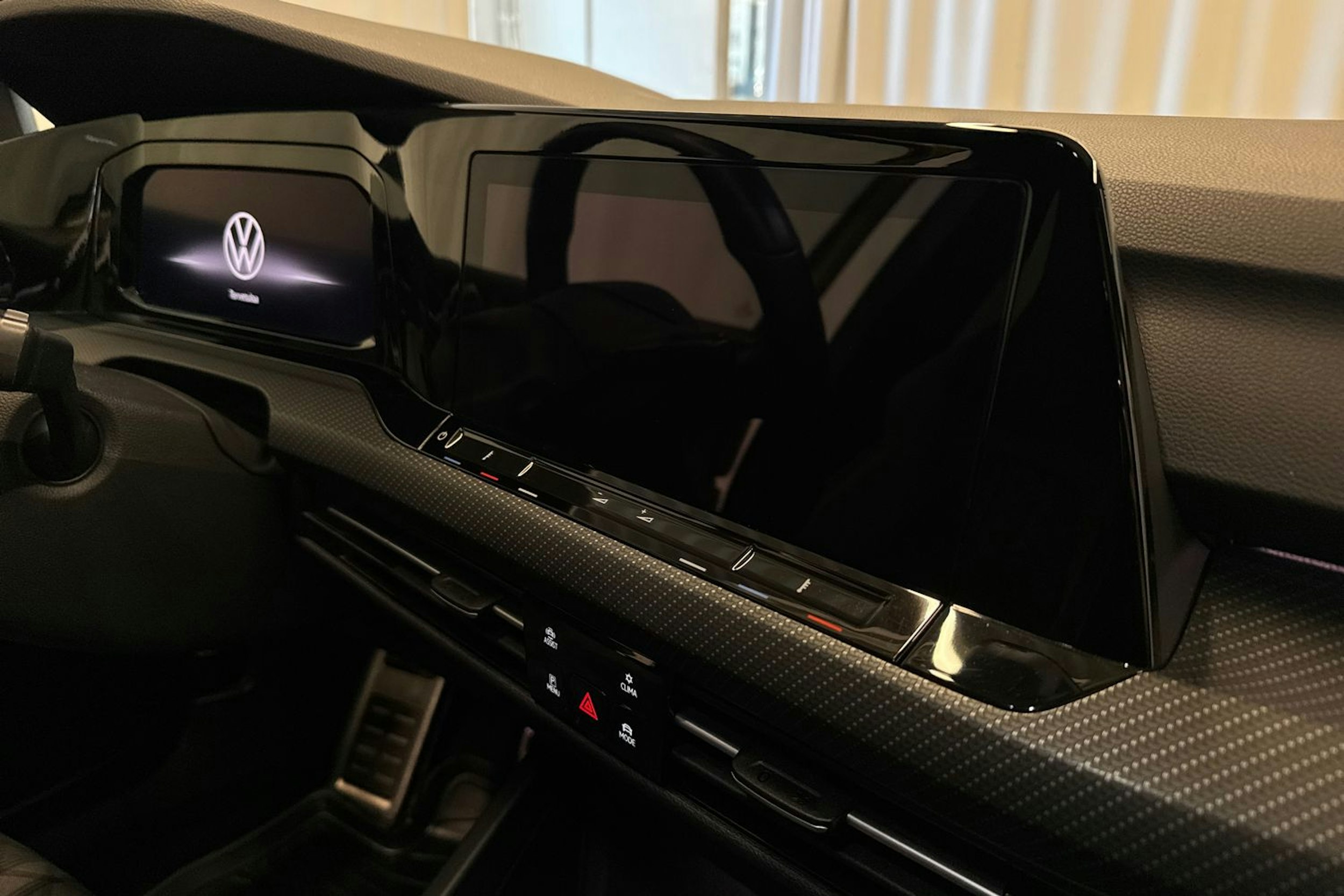 keltainen Volkswagen Golf 2022 kuva 20.