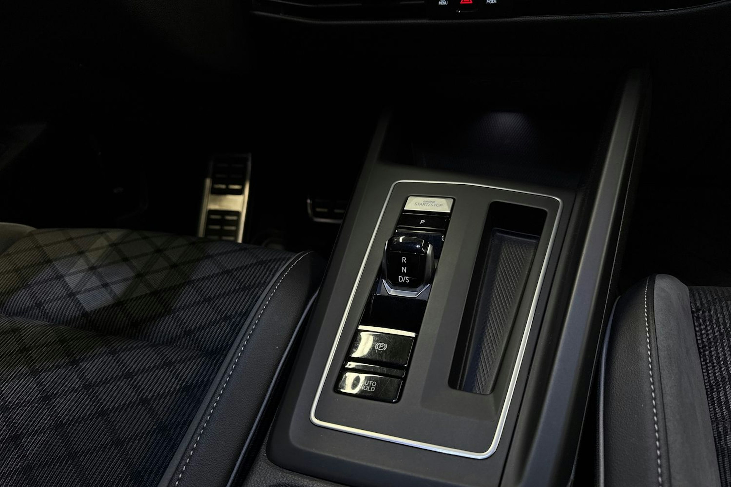 keltainen Volkswagen Golf 2022 kuva 22.