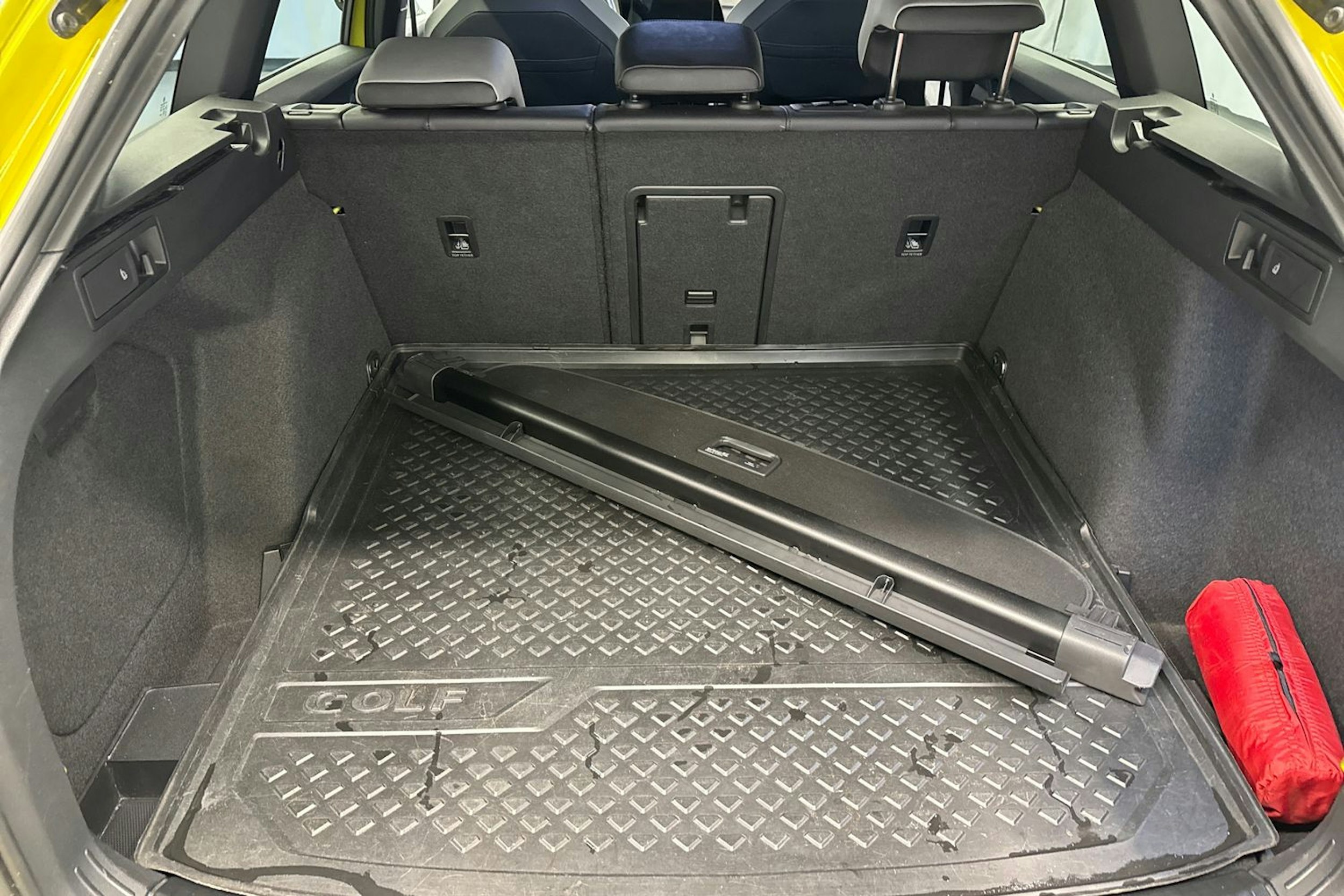 keltainen Volkswagen Golf 2022 kuva 24.