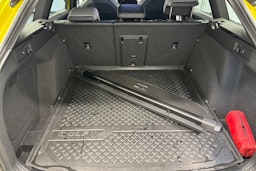 keltainen Volkswagen Golf 2022 kuva 24.