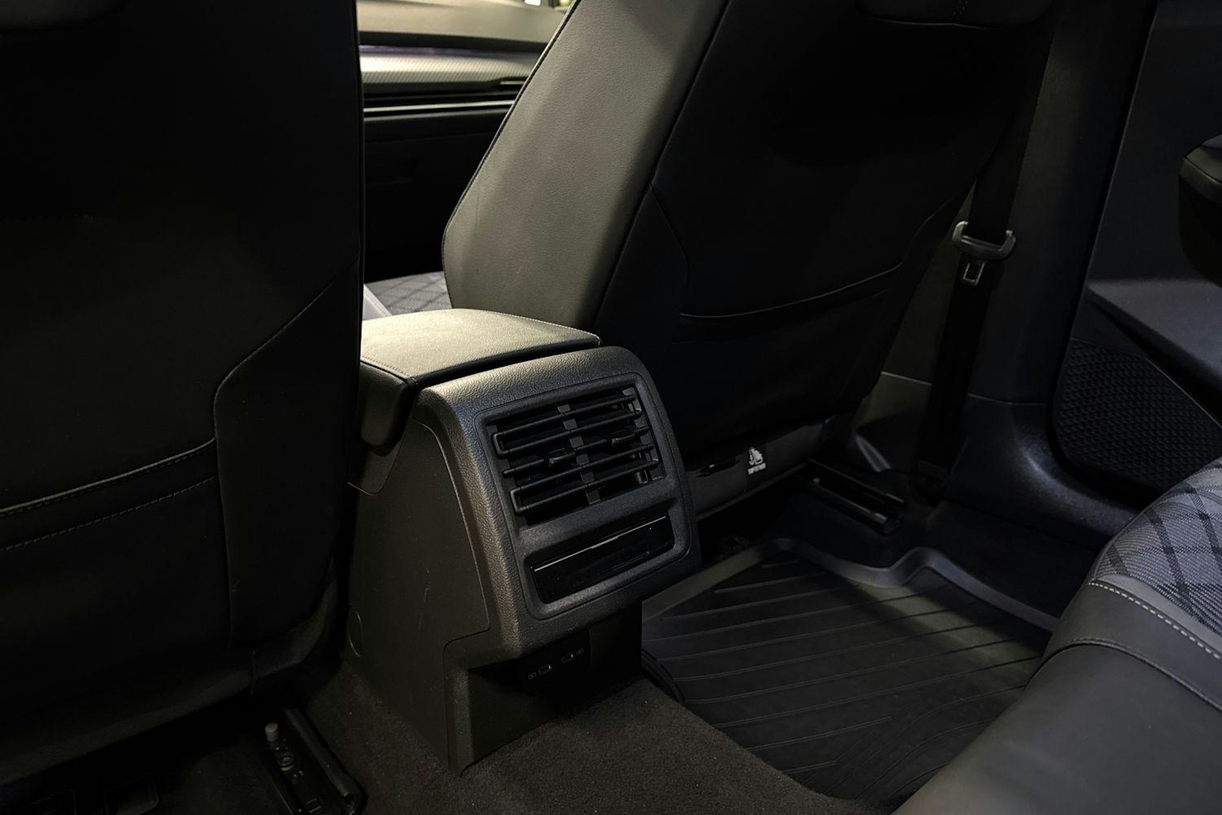 keltainen Volkswagen Golf 2022 kuva 26.