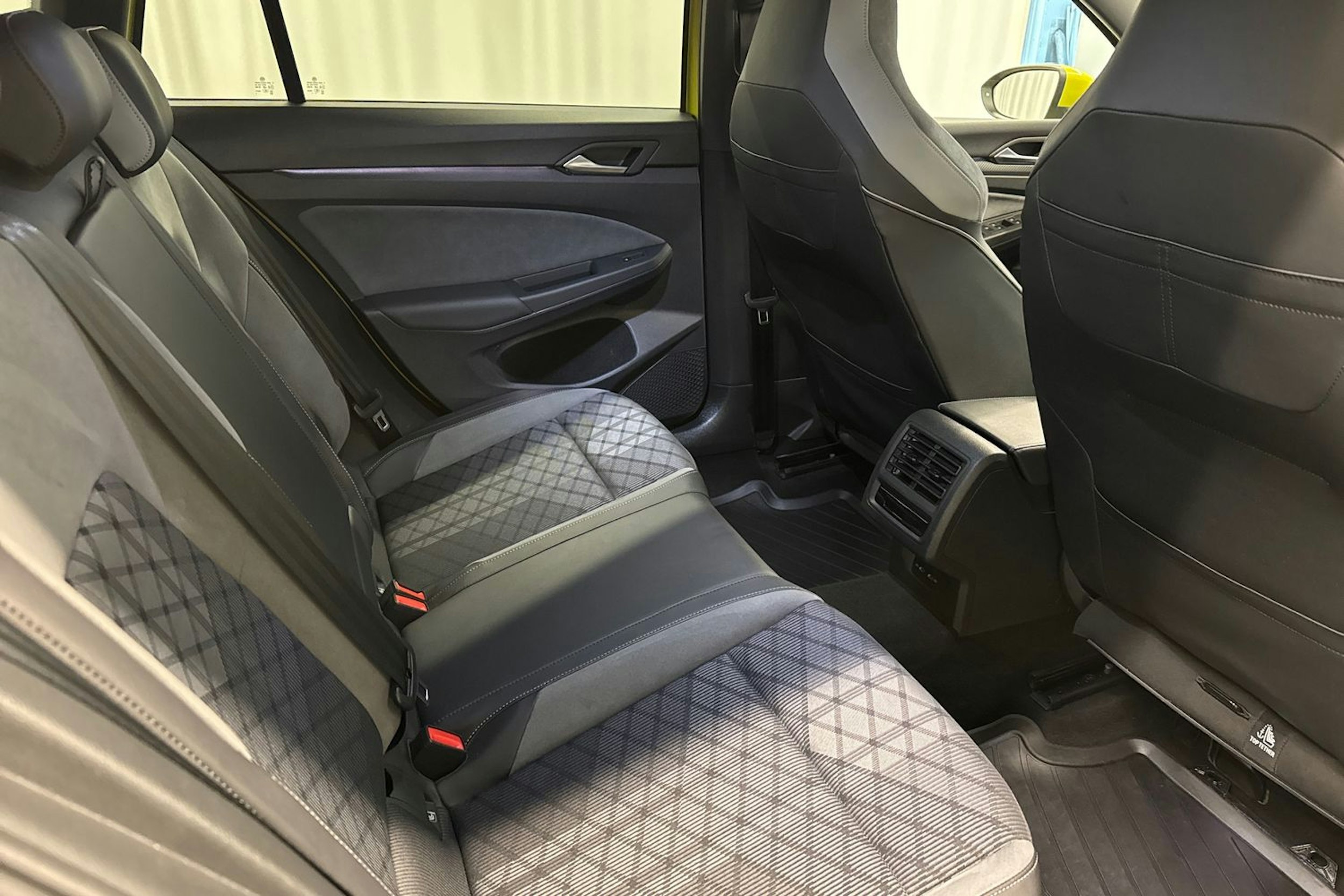 keltainen Volkswagen Golf 2022 kuva 27.