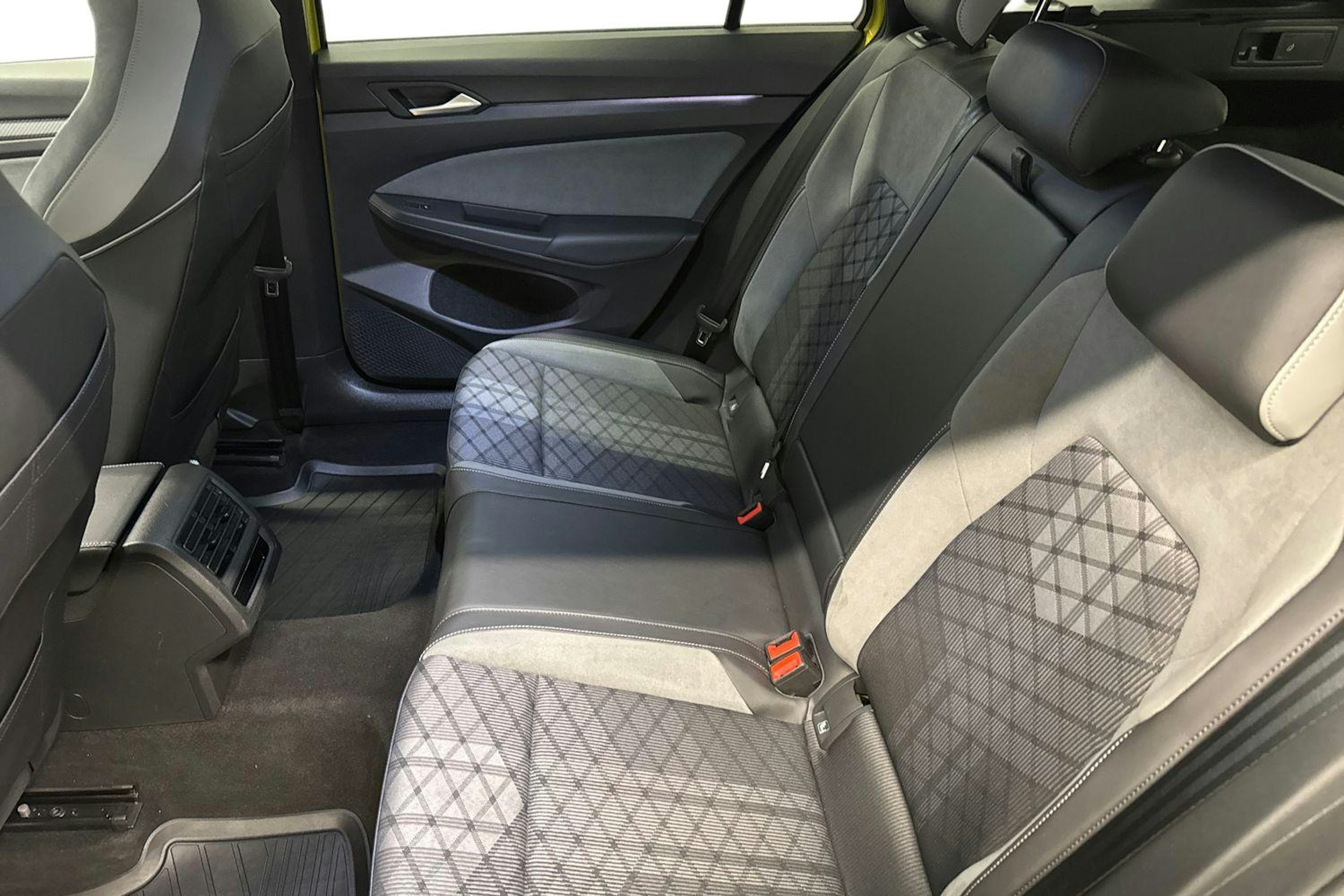 keltainen Volkswagen Golf 2022 kuva 28.