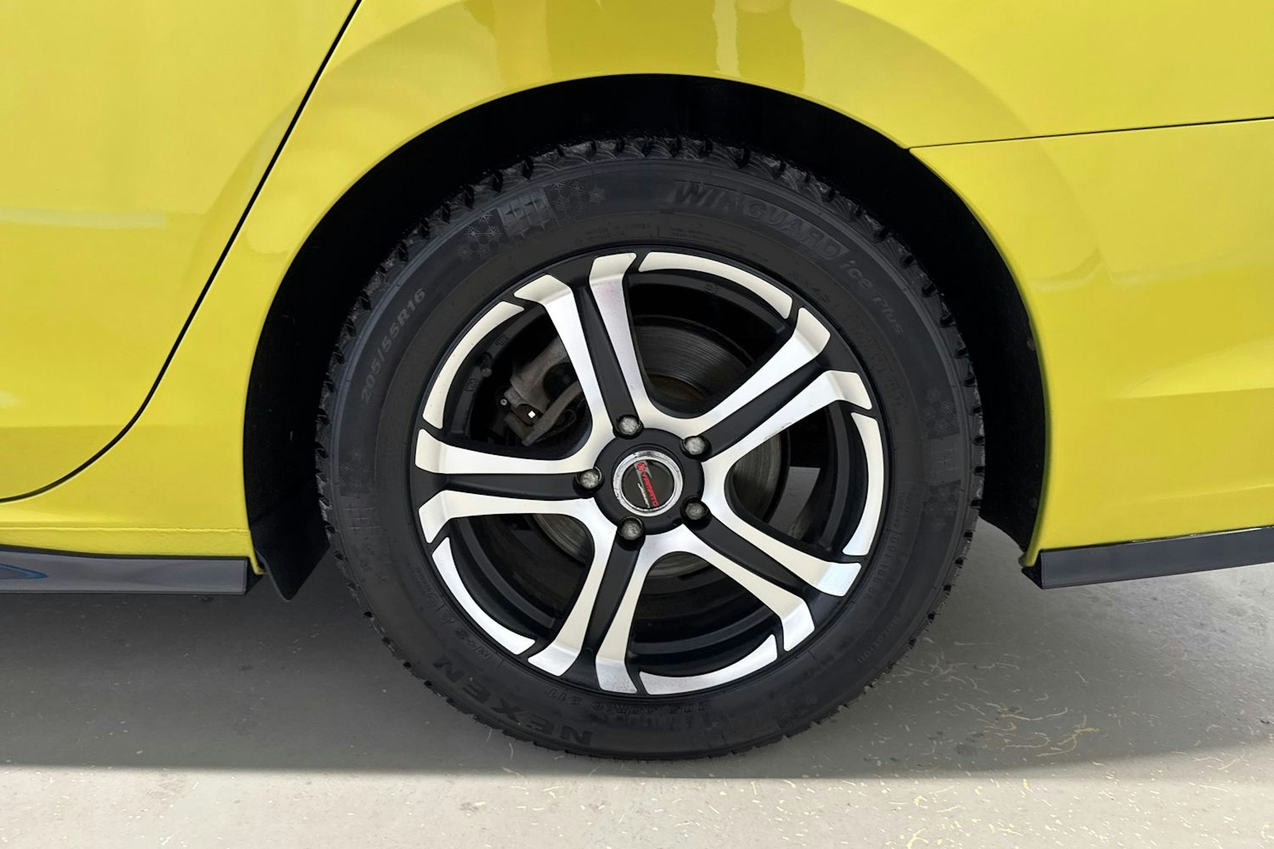 keltainen Volkswagen Golf 2022 kuva 32.