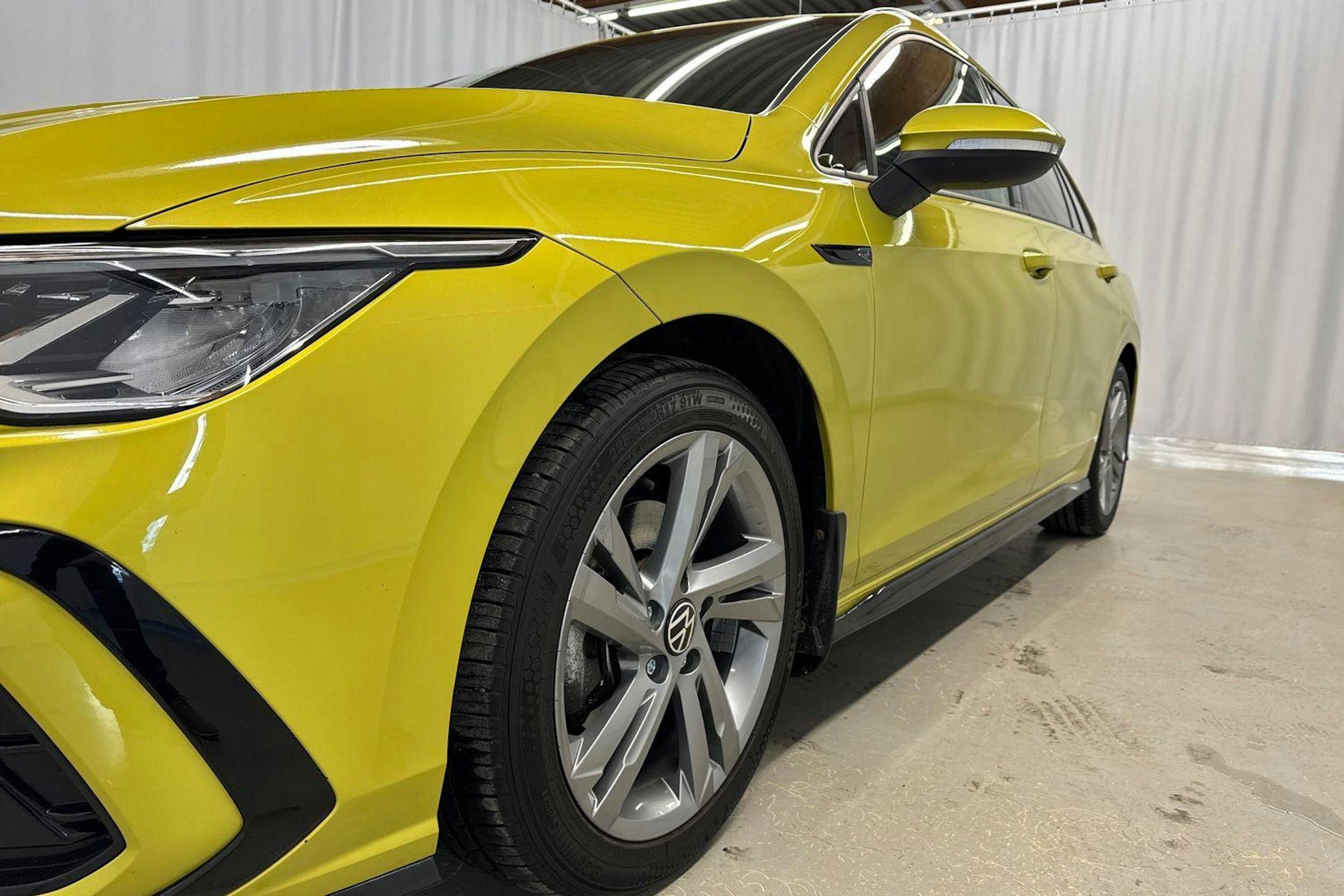 keltainen Volkswagen Golf 2022 kuva 37.