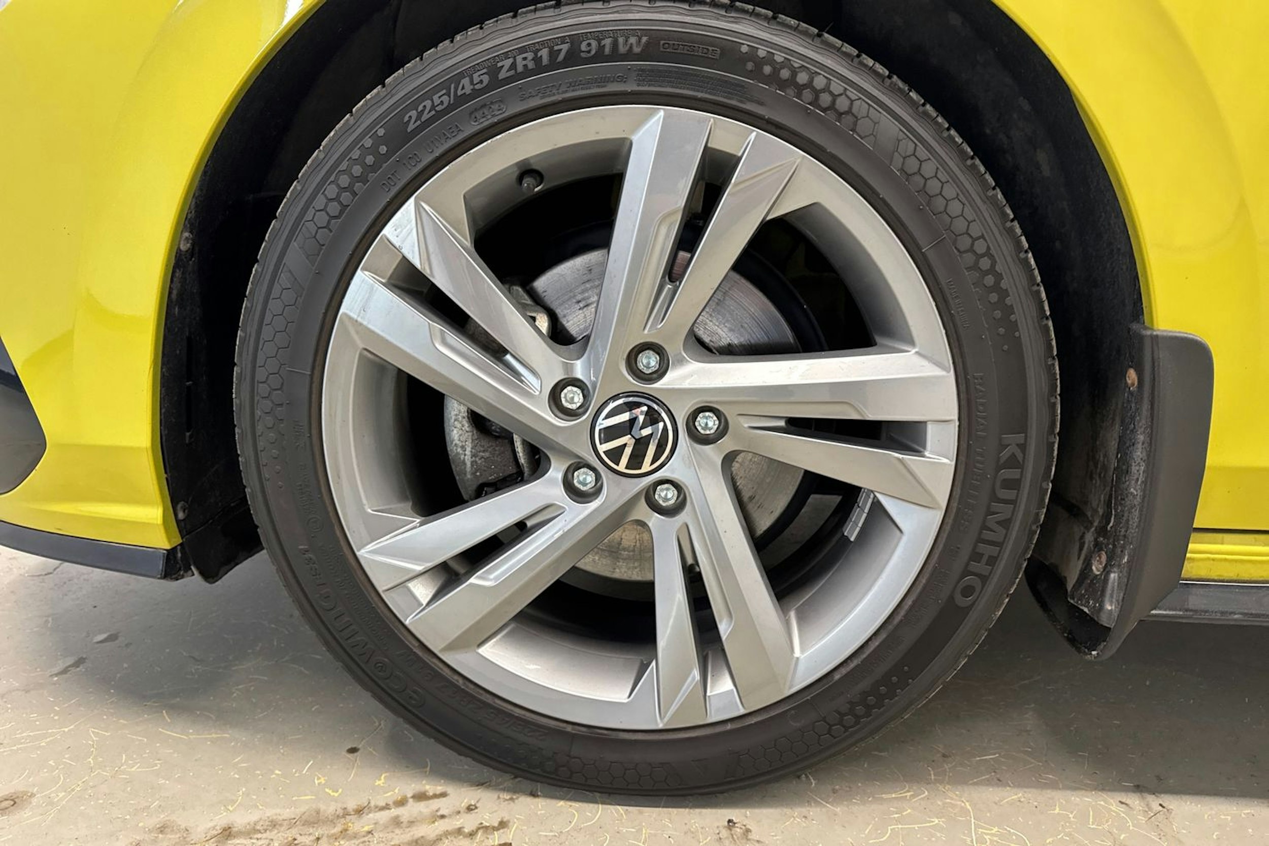 keltainen Volkswagen Golf 2022 kuva 39.