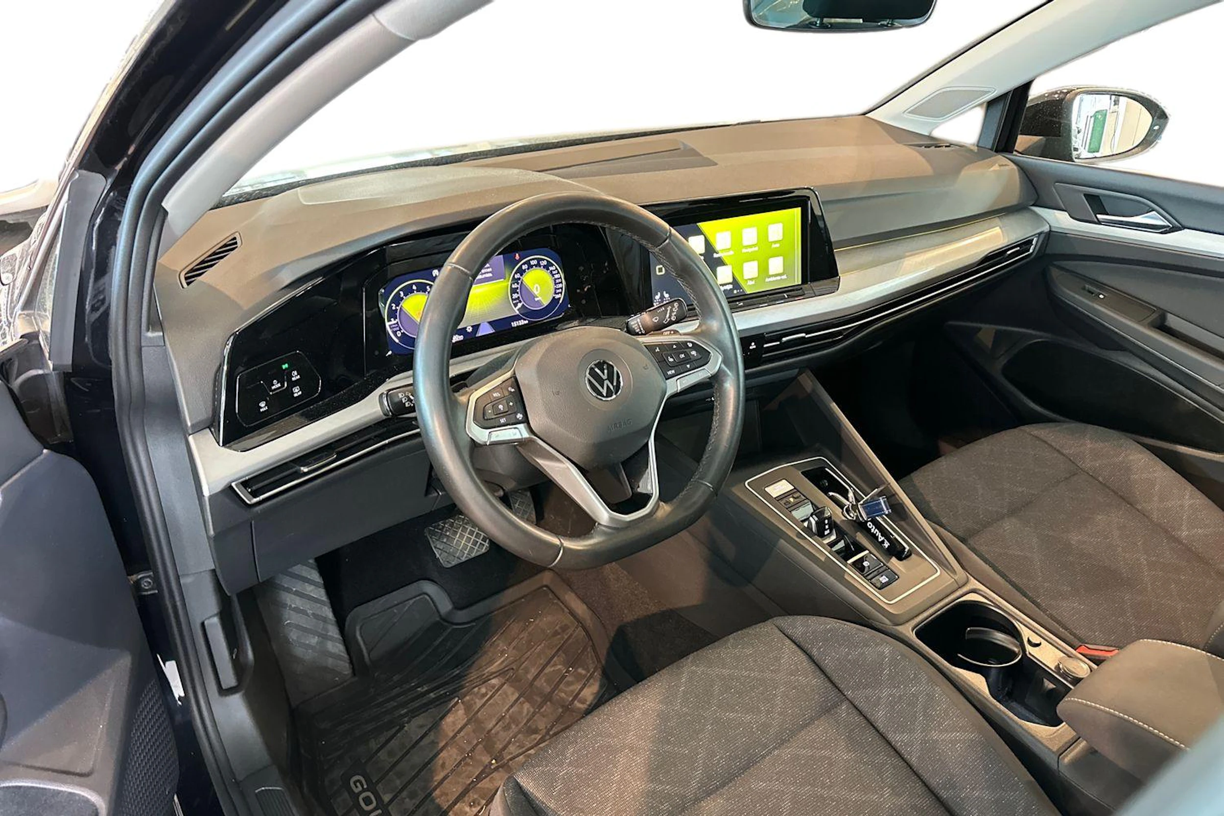 musta Volkswagen Golf 2022 kuva 3.