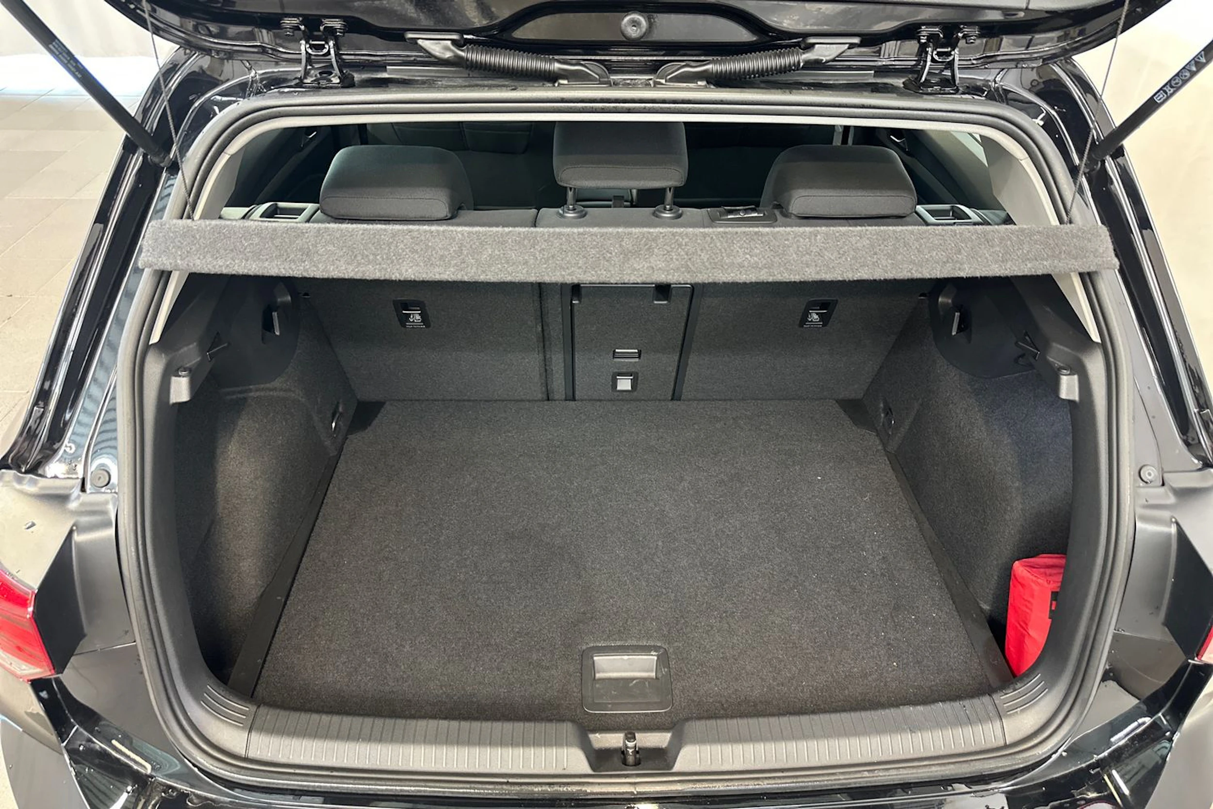musta Volkswagen Golf 2022 kuva 11.