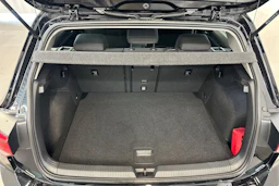 musta Volkswagen Golf 2022 kuva 11.
