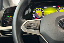 musta Volkswagen Golf 2022 kuva 13.