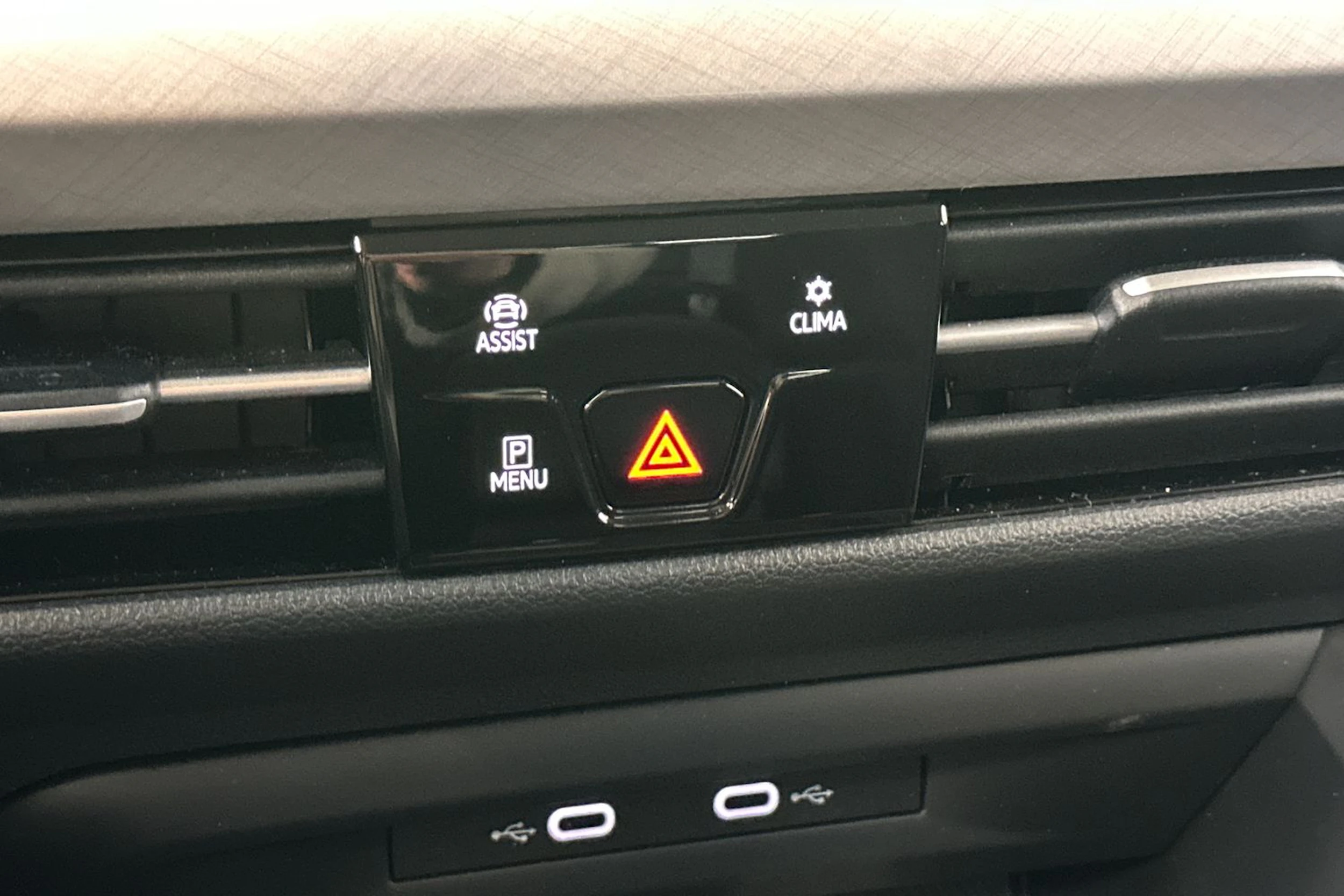 musta Volkswagen Golf 2022 kuva 17.