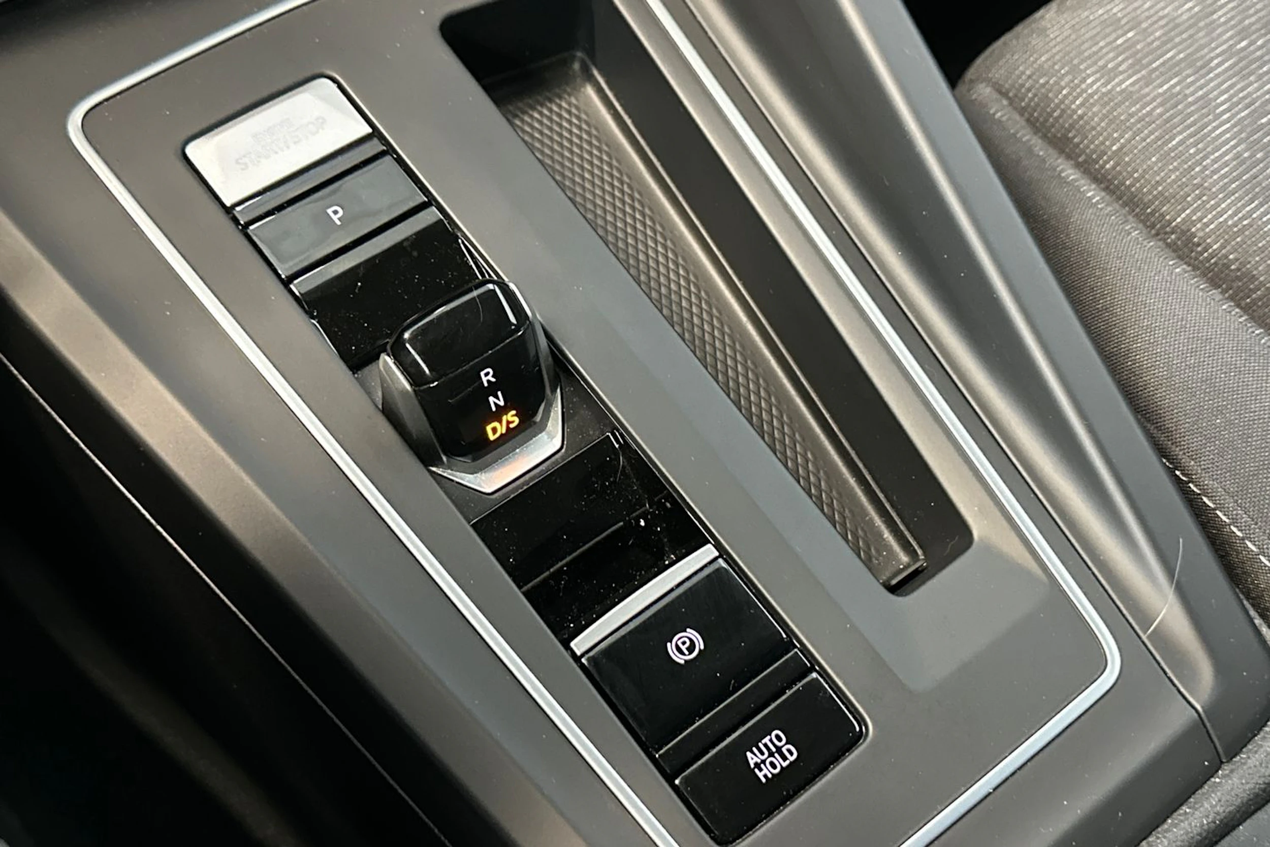 musta Volkswagen Golf 2022 kuva 18.