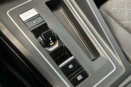 musta Volkswagen Golf 2022 kuva 18.