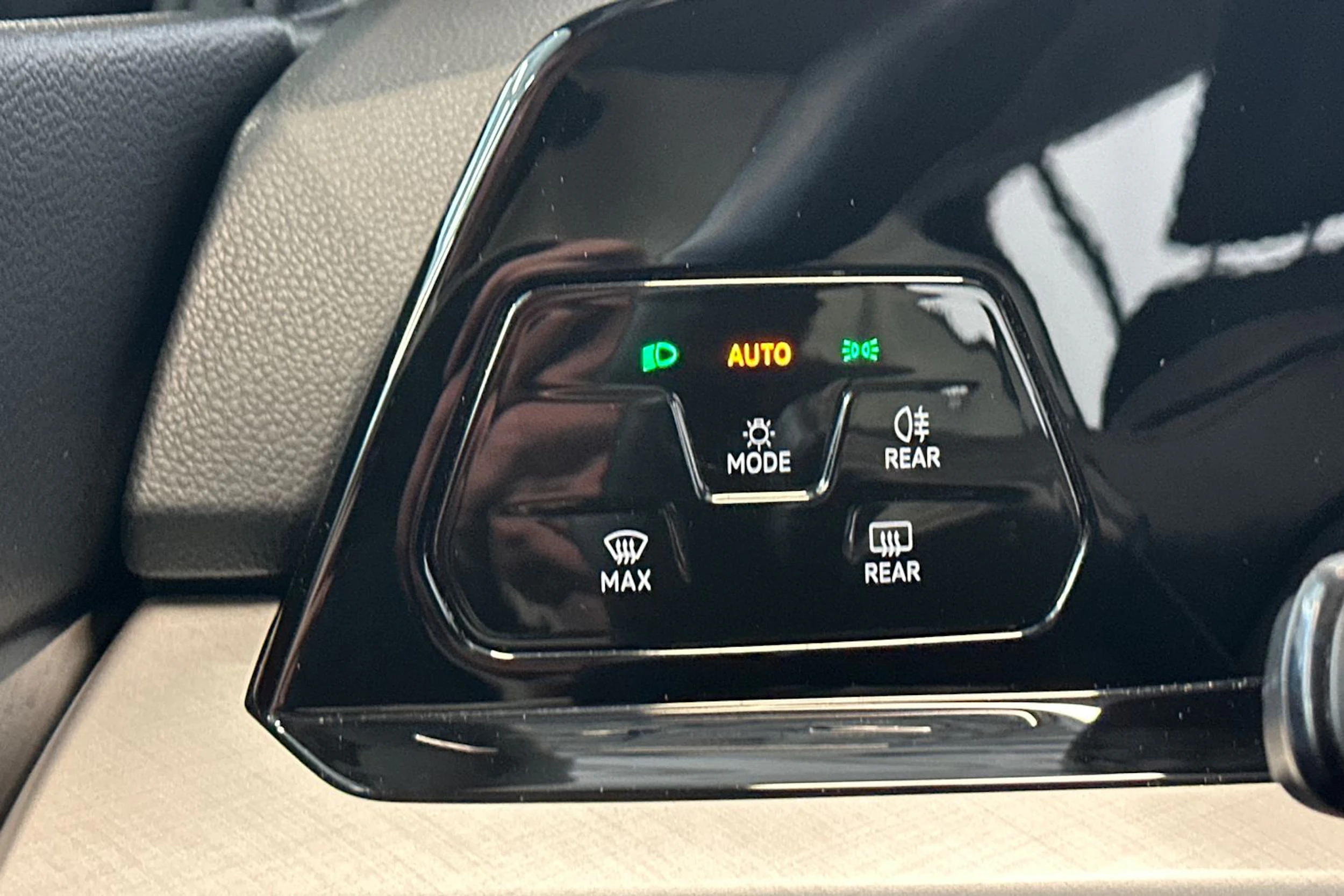 musta Volkswagen Golf 2022 kuva 19.