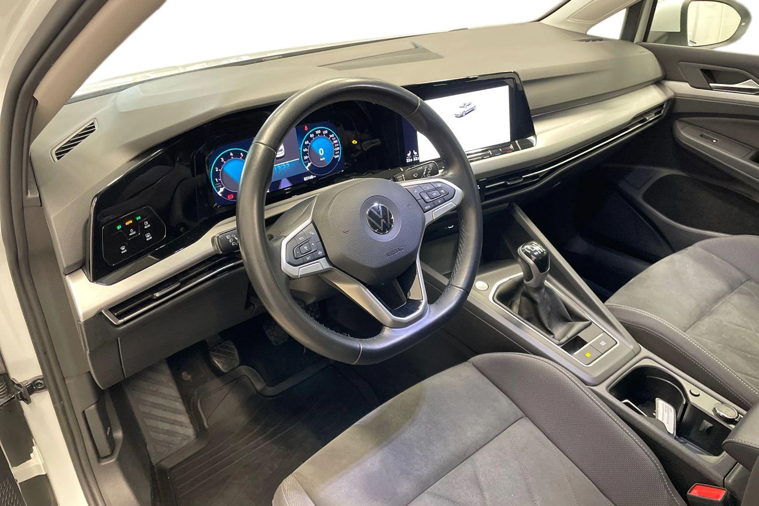 Valkoinen Volkswagen GOLF 2023 kuva 8.