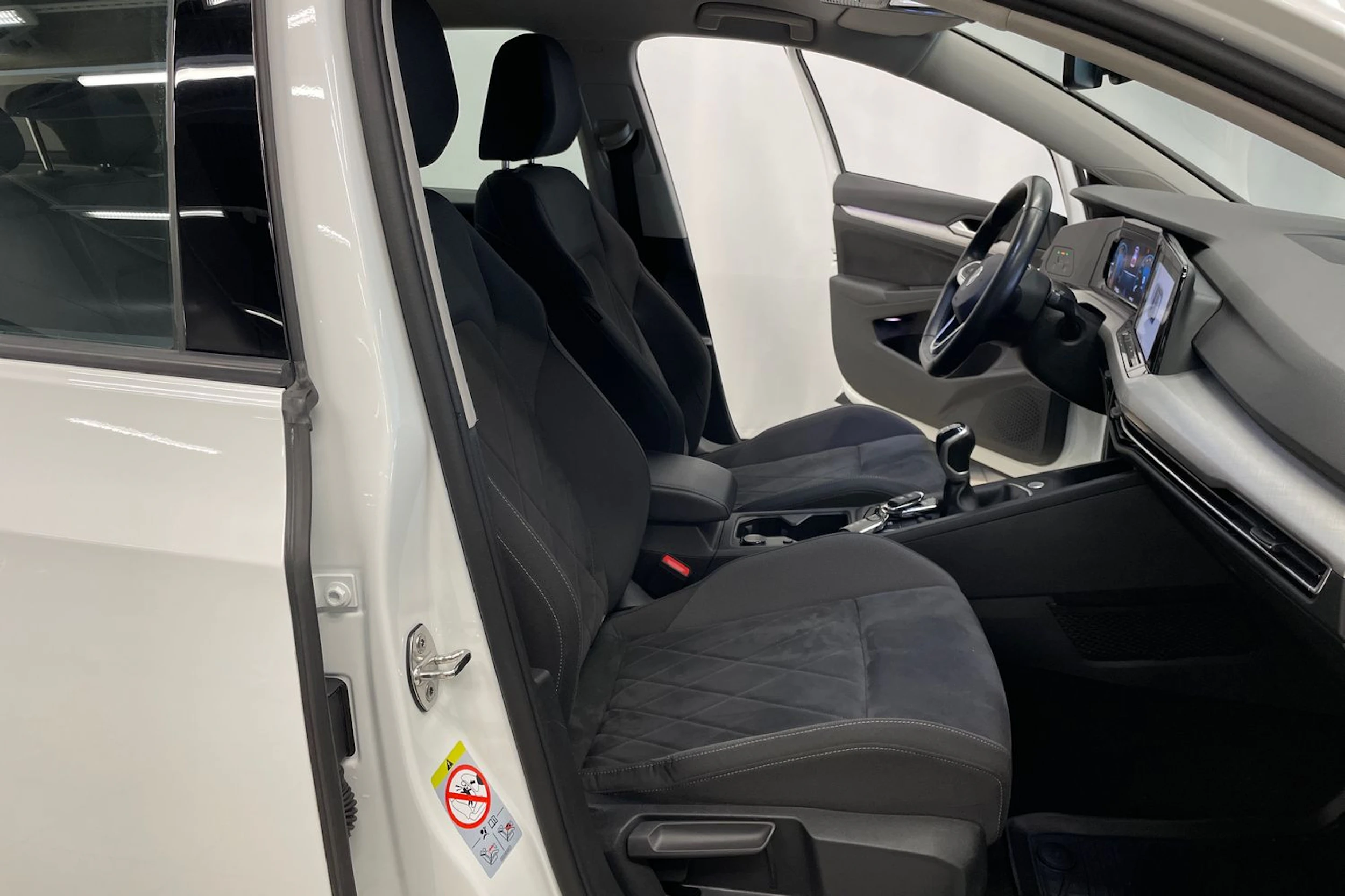 Valkoinen Volkswagen GOLF 2023 kuva 25.